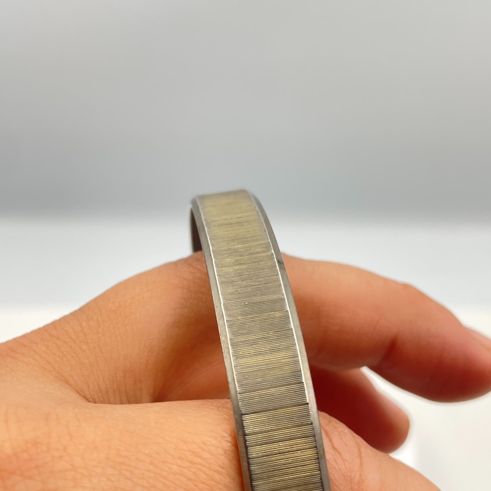 Vintage 90s Silver Tone Textured Bangle Etched Vertical Line Pattern Jewelry - Thumbnail 9
