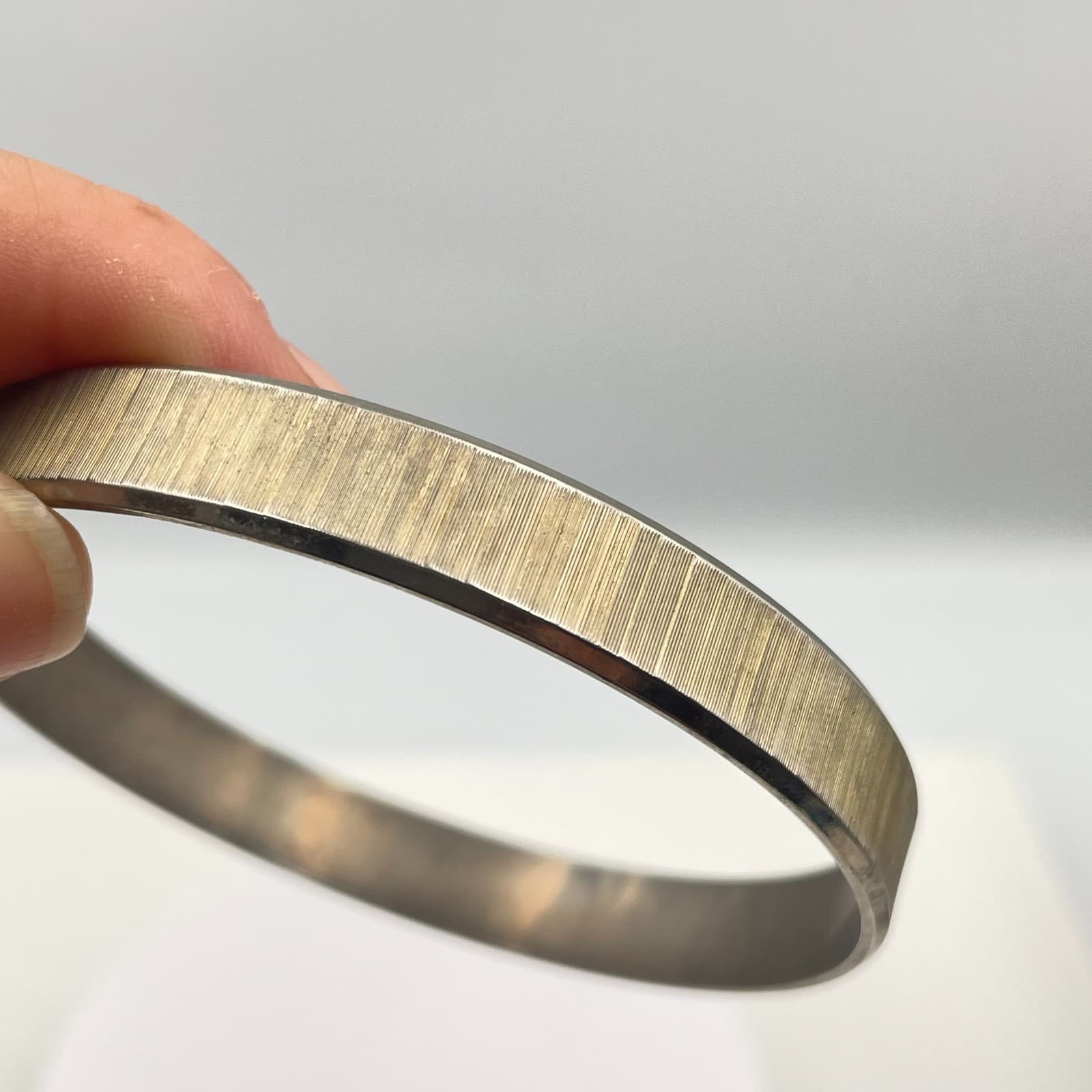 Vintage 90s Silver Tone Textured Bangle Etched Vertical Line Pattern Jewelry - Thumbnail 10