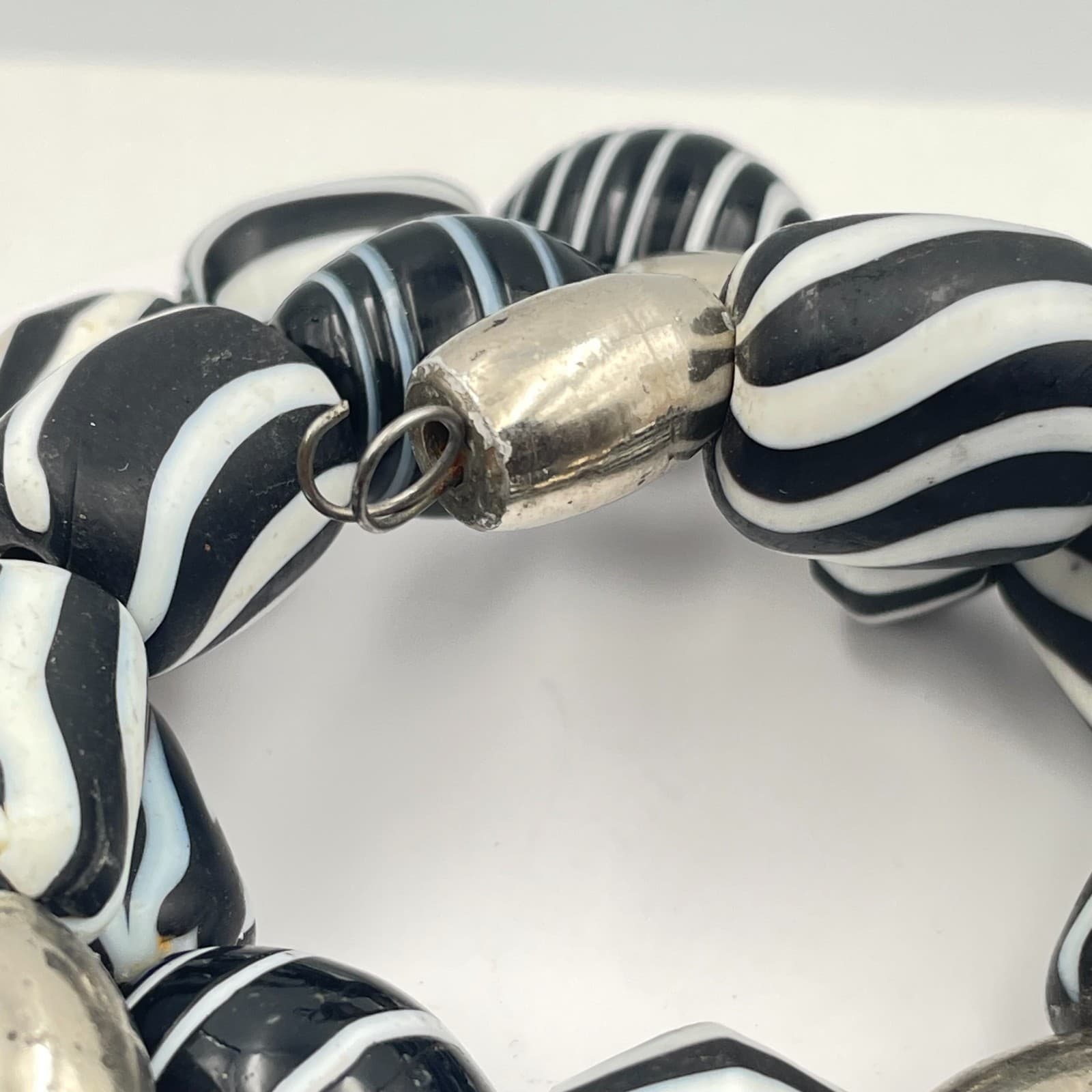 Vintage 90s Silver-Tone Black White Striped Beaded Memory Wrap Bracelet Jewelry - Thumbnail 5
