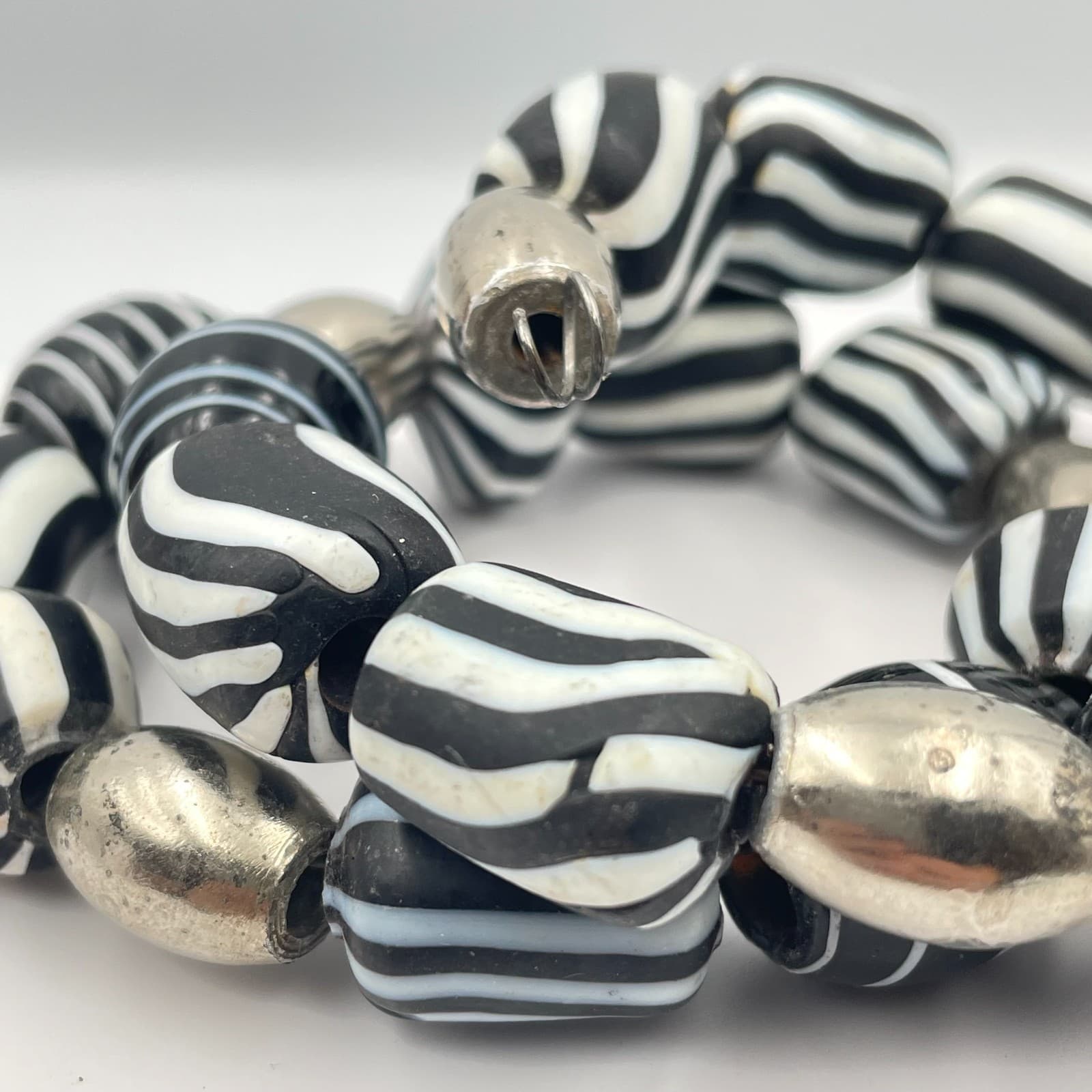 Vintage 90s Silver-Tone Black White Striped Beaded Memory Wrap Bracelet Jewelry - Thumbnail 3