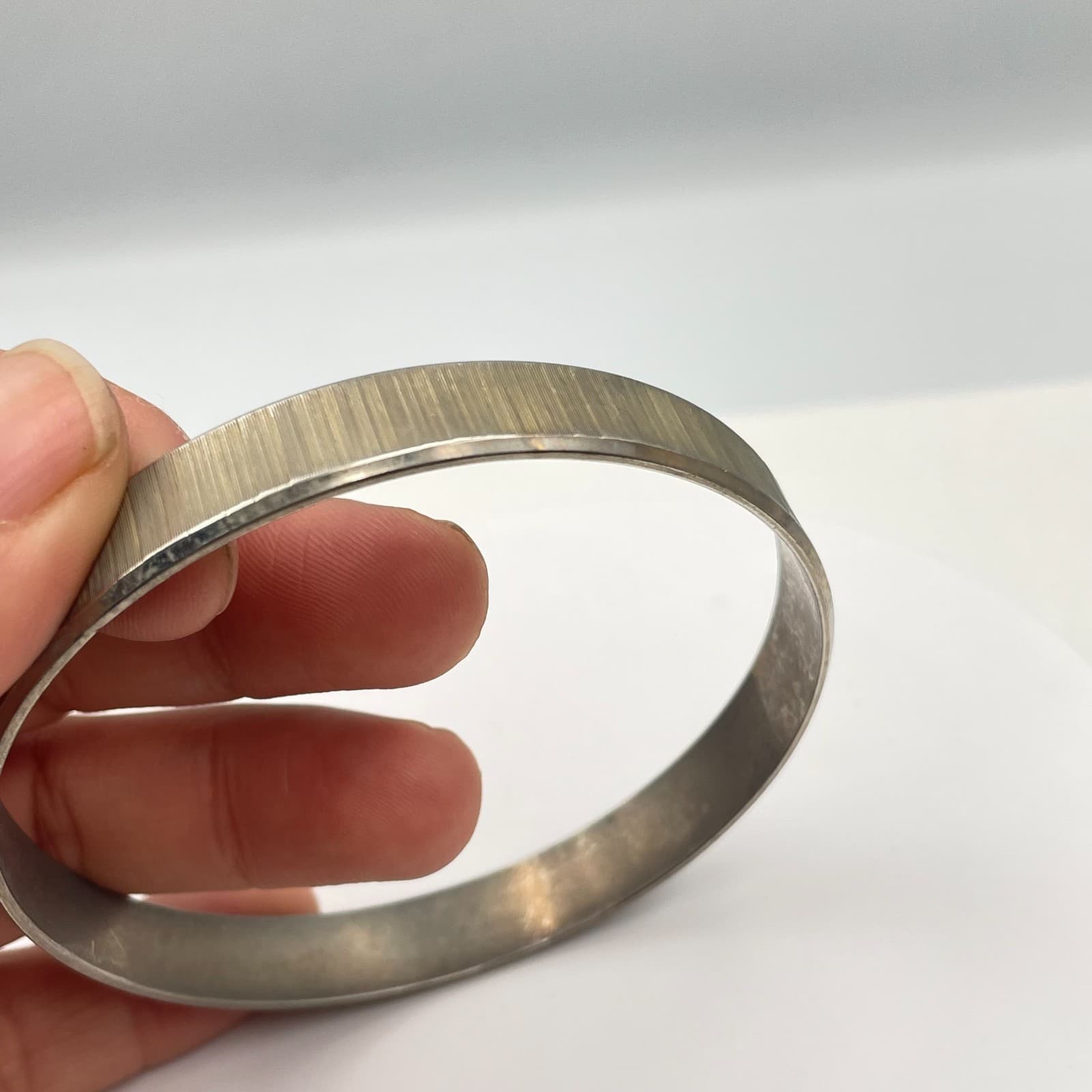Vintage 90s Silver Tone Textured Bangle Etched Vertical Line Pattern Jewelry - Thumbnail 3