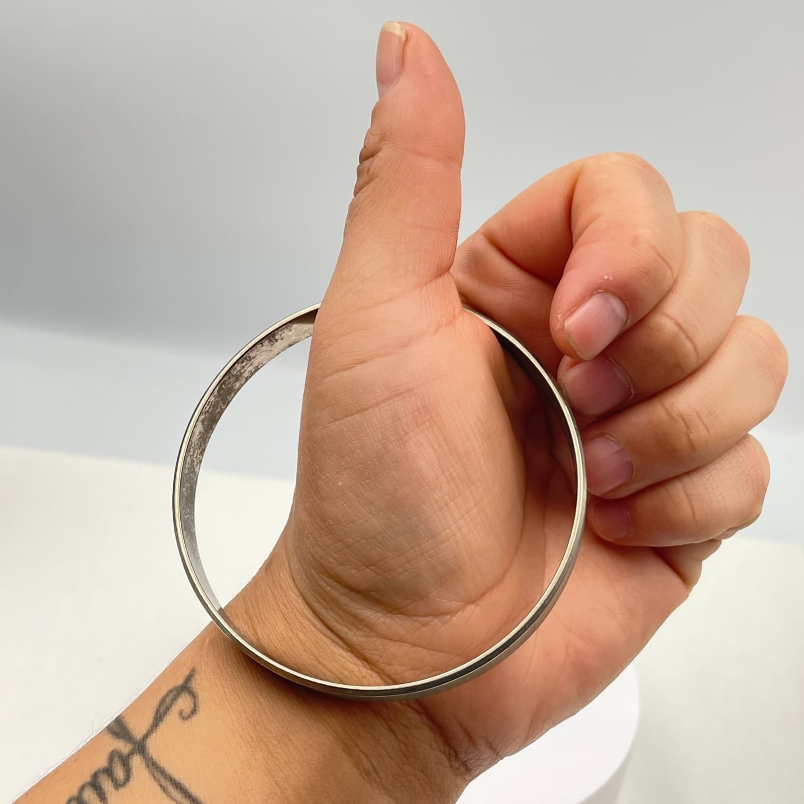 Vintage 90s Silver Tone Textured Bangle Etched Vertical Line Pattern Jewelry - Thumbnail 6