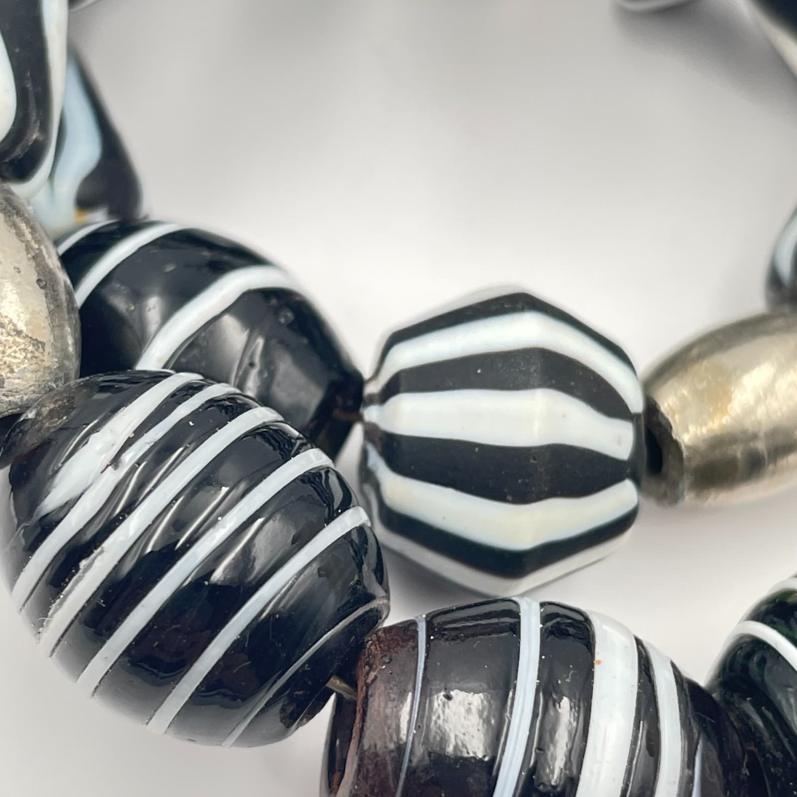 Vintage 90s Silver-Tone Black White Striped Beaded Memory Wrap Bracelet Jewelry - Thumbnail 4