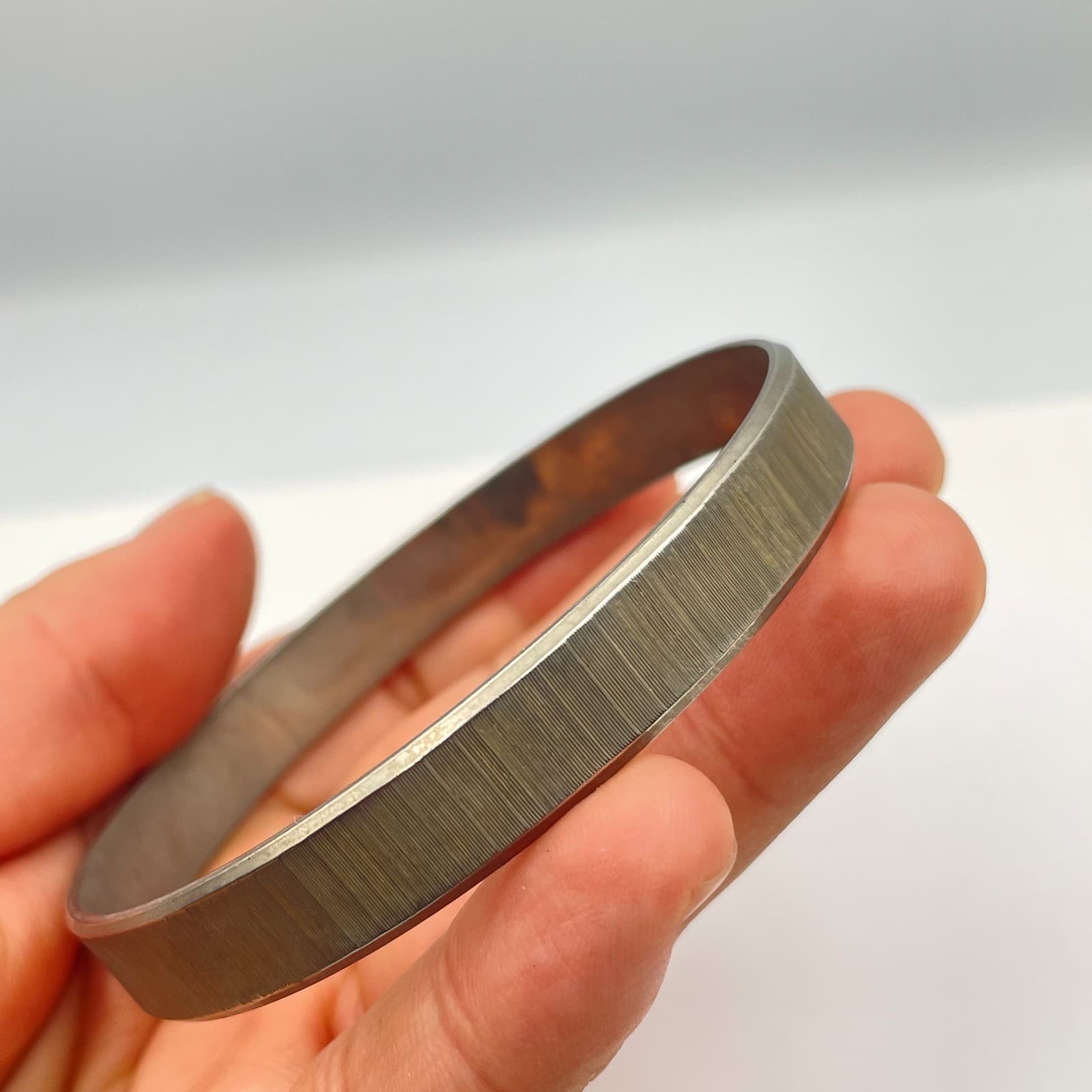 Vintage 90s Silver Tone Textured Bangle Etched Vertical Line Pattern Jewelry - Thumbnail 4