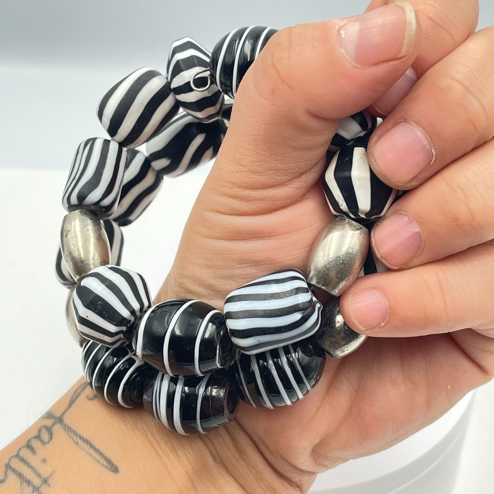 Vintage 90s Silver-Tone Black White Striped Beaded Memory Wrap Bracelet Jewelry - Thumbnail 7