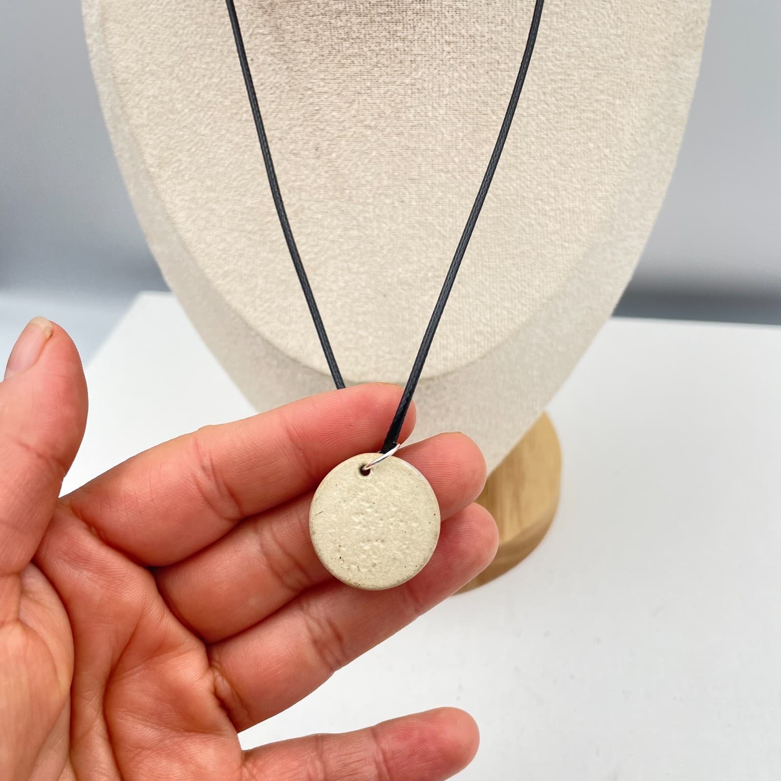 Vintage 90s Blue Floral Pendant Necklace Black Cord Boho Classic Fashion Jewelry - Thumbnail 7