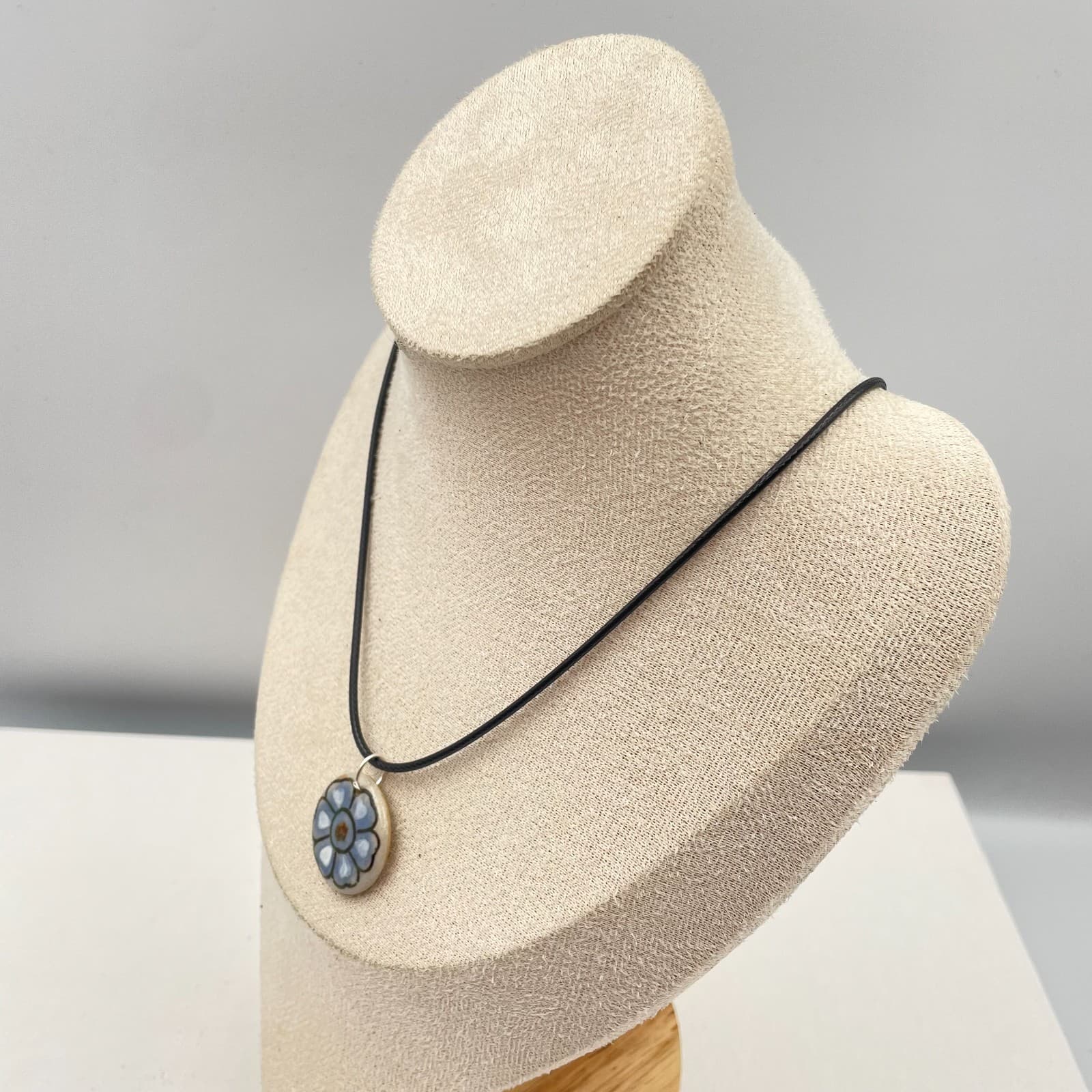 Vintage 90s Blue Floral Pendant Necklace Black Cord Boho Classic Fashion Jewelry - Thumbnail 5