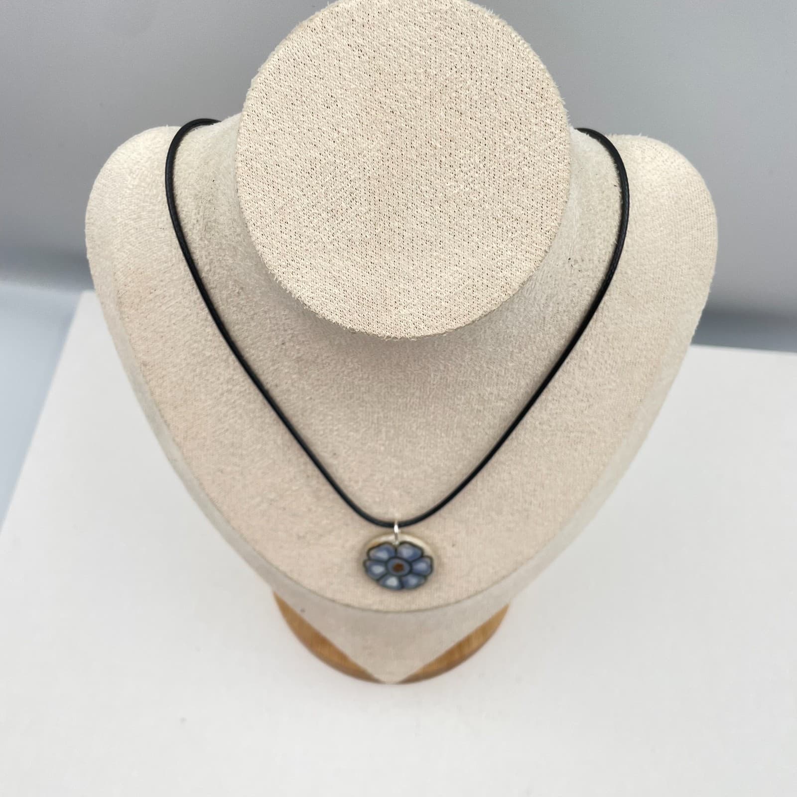 Vintage 90s Blue Floral Pendant Necklace Black Cord Boho Classic Fashion Jewelry - Thumbnail 2