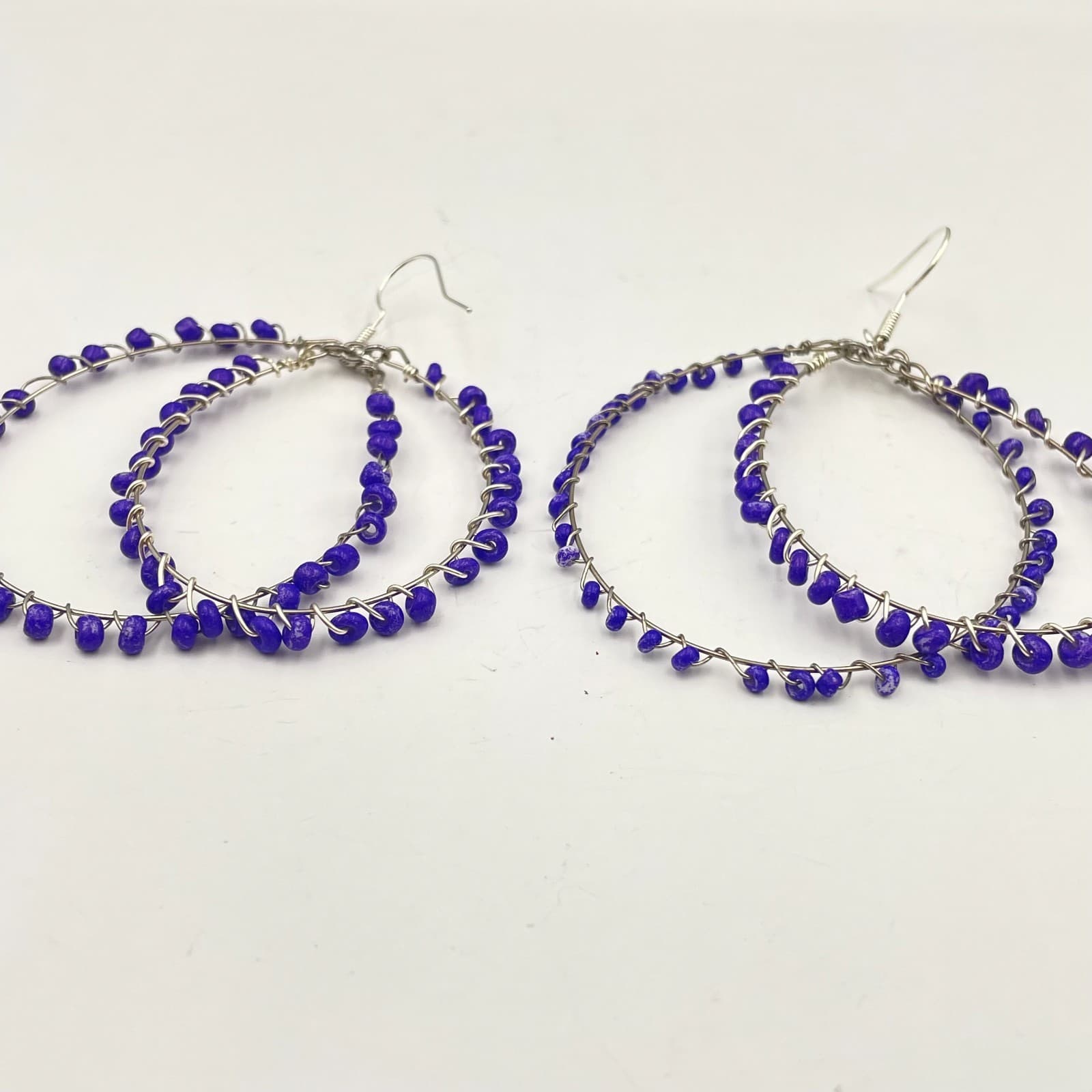 Vintage 90s Silver Tone Blue Seed Beaded Double Hoop Dangle Earrings Jewelry - Thumbnail 2