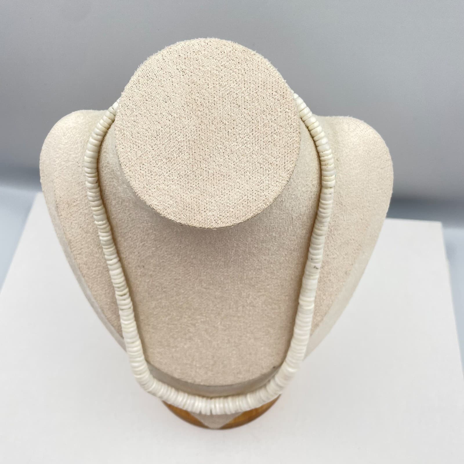 Vintage 90s White Shell Heishe Bead Necklace Boho Women's Fashion Jewelry - Thumbnail 2