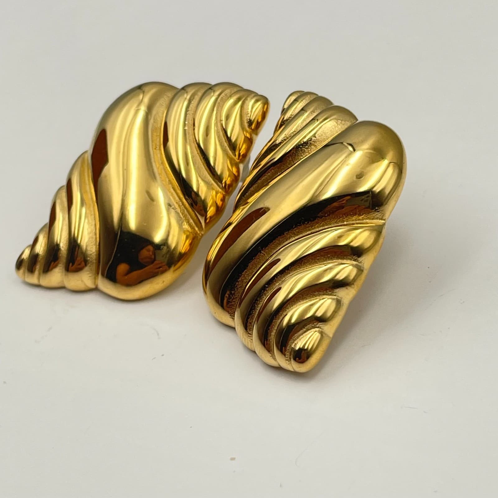 Vintage 80s 8 Other Reasons Gold Tone Shell Statement Earrings Nautical Ribbed - Thumbnail 2
