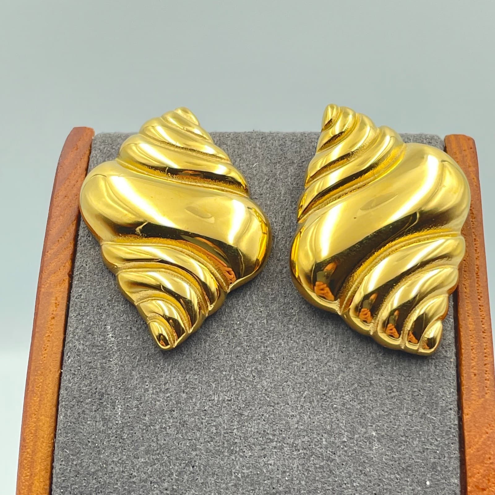 Vintage 80s 8 Other Reasons Gold Tone Shell Statement Earrings Nautical Ribbed - Thumbnail 5