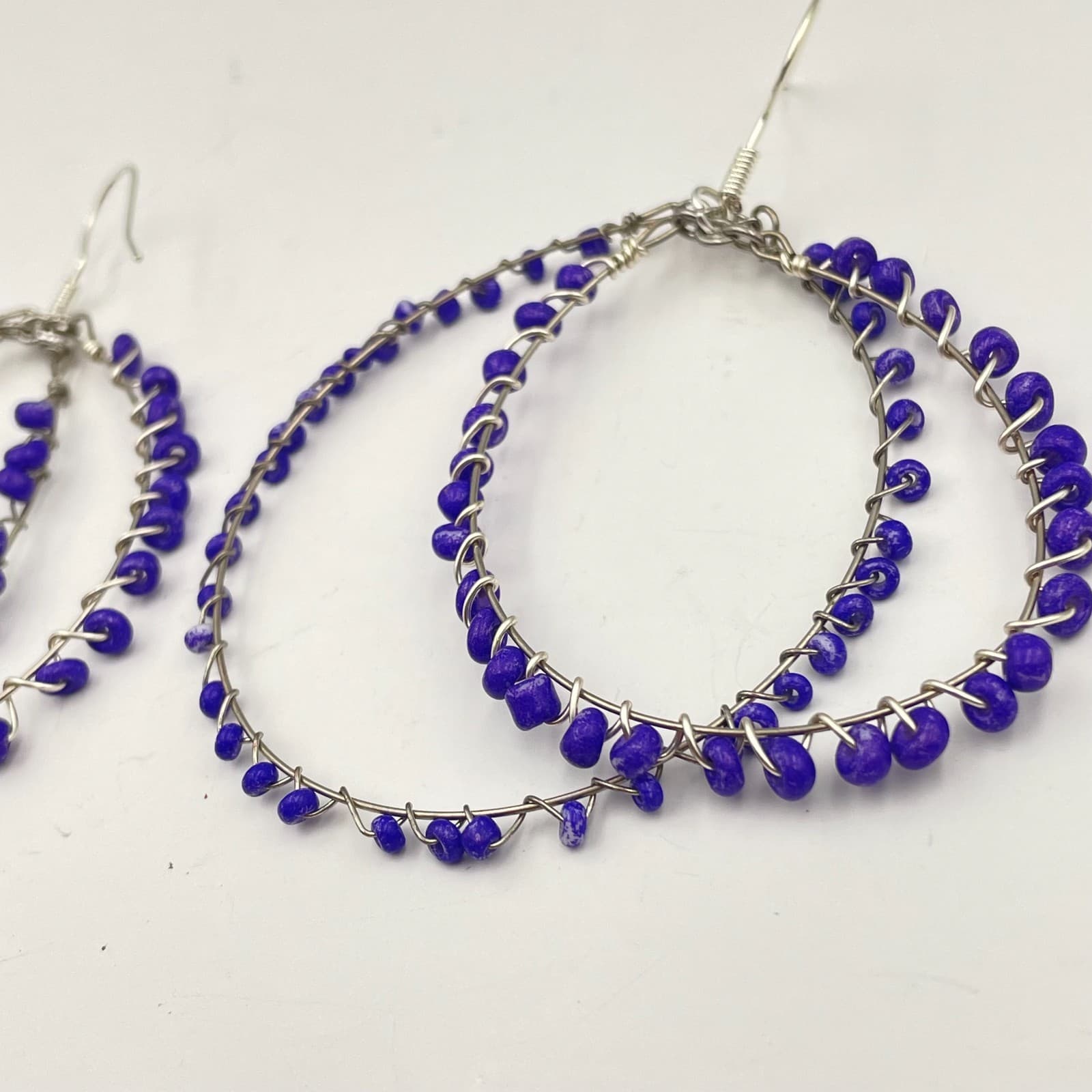 Vintage 90s Silver Tone Blue Seed Beaded Double Hoop Dangle Earrings Jewelry - Thumbnail 4