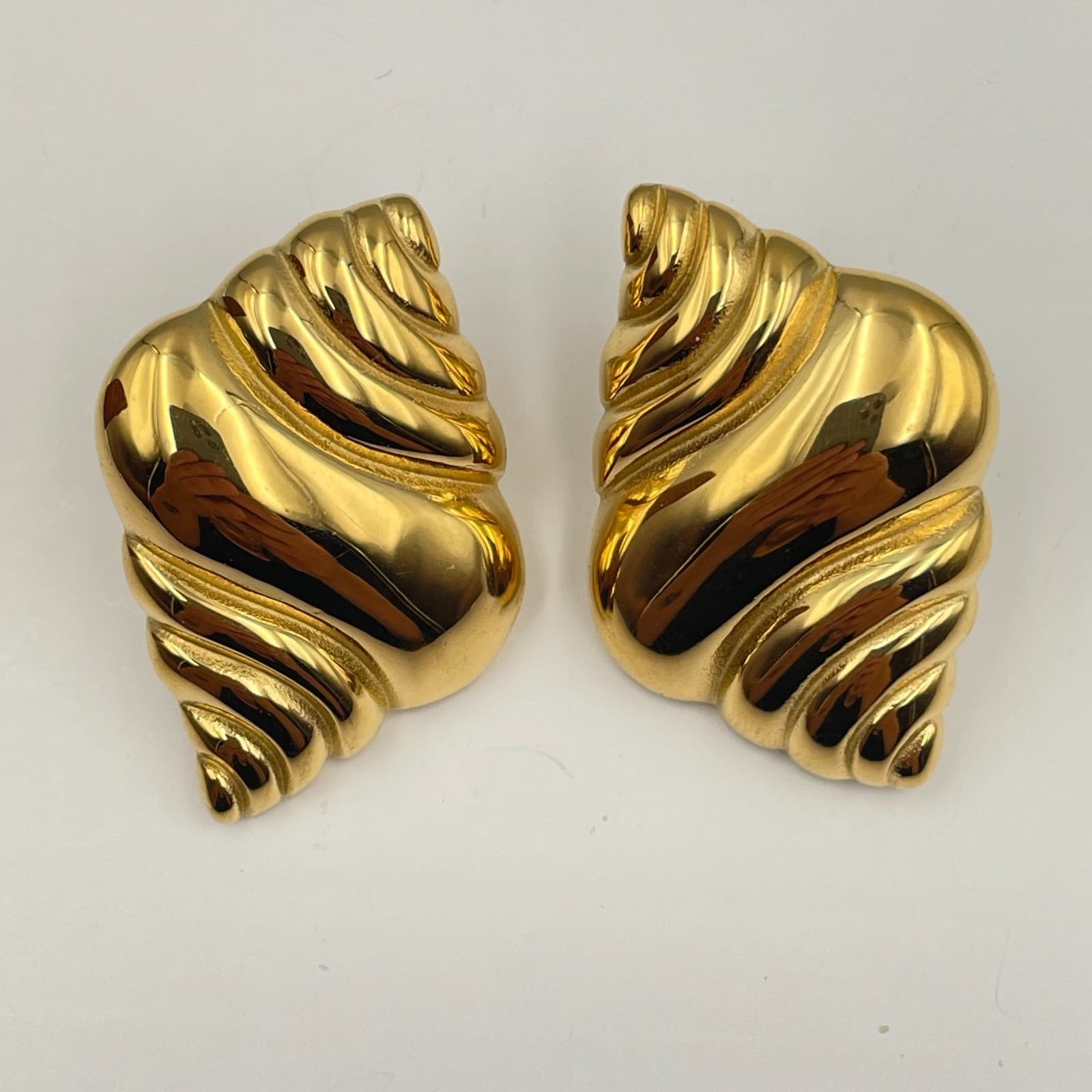 Vintage 80s 8 Other Reasons Gold Tone Shell Statement Earrings Nautical Ribbed - Image 1