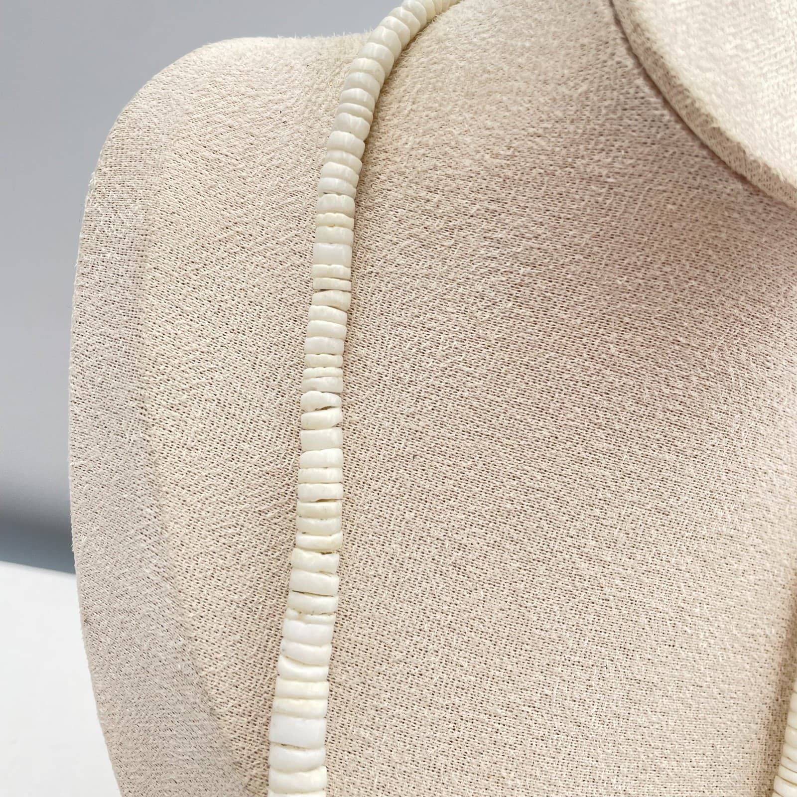 Vintage 90s White Shell Heishe Bead Necklace Boho Women's Fashion Jewelry - Thumbnail 3