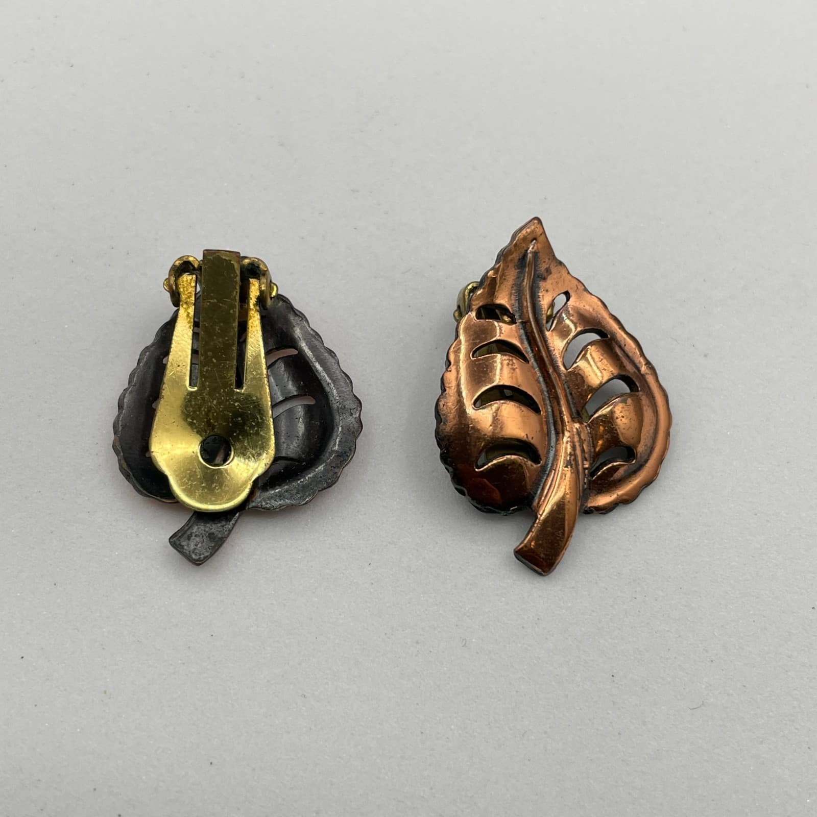 Vintage 1960s Copper-Tone Classic Fashion Veined Leaf Stud Clip-On Earrings - Thumbnail 3