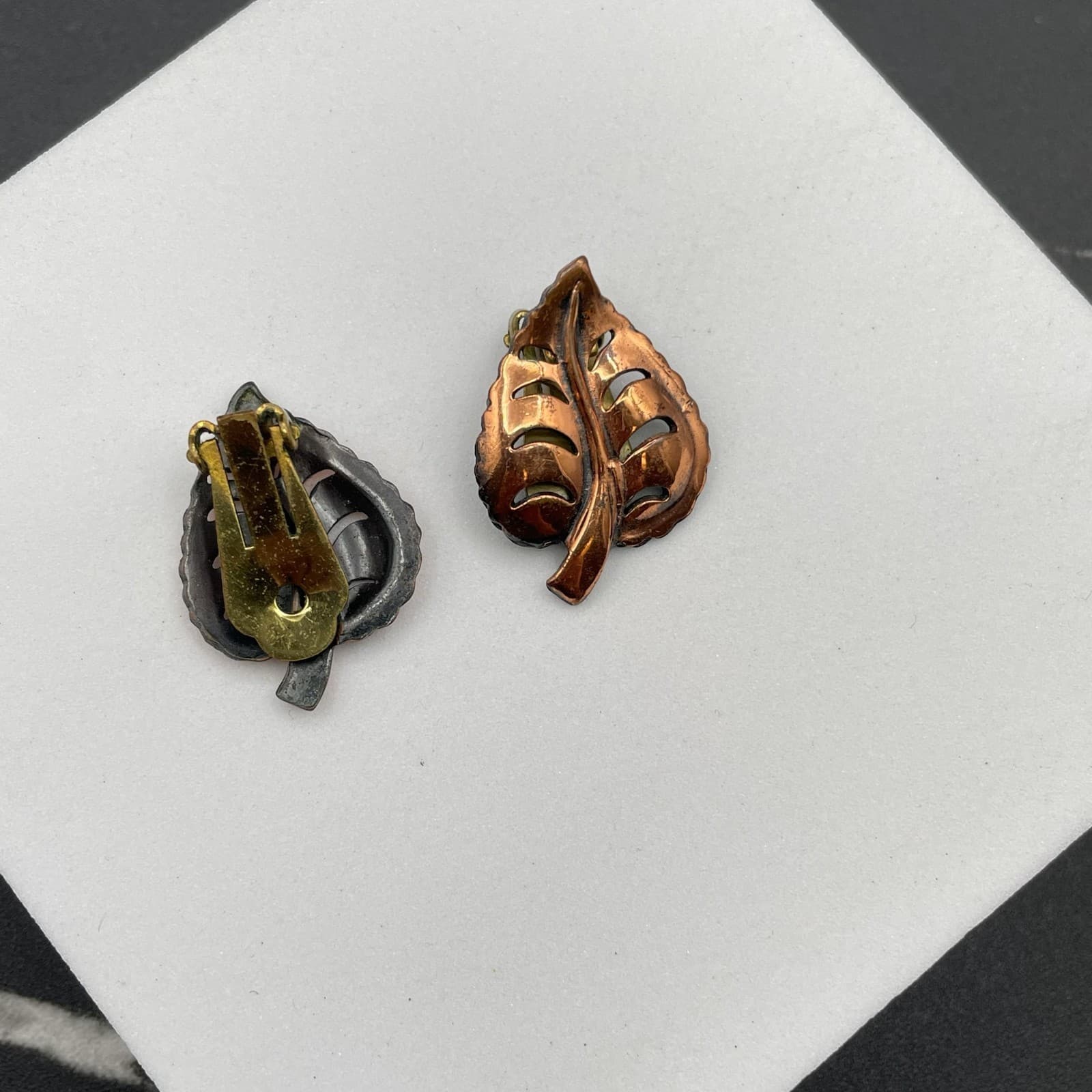 Vintage 1960s Copper-Tone Classic Fashion Veined Leaf Stud Clip-On Earrings - Thumbnail 2