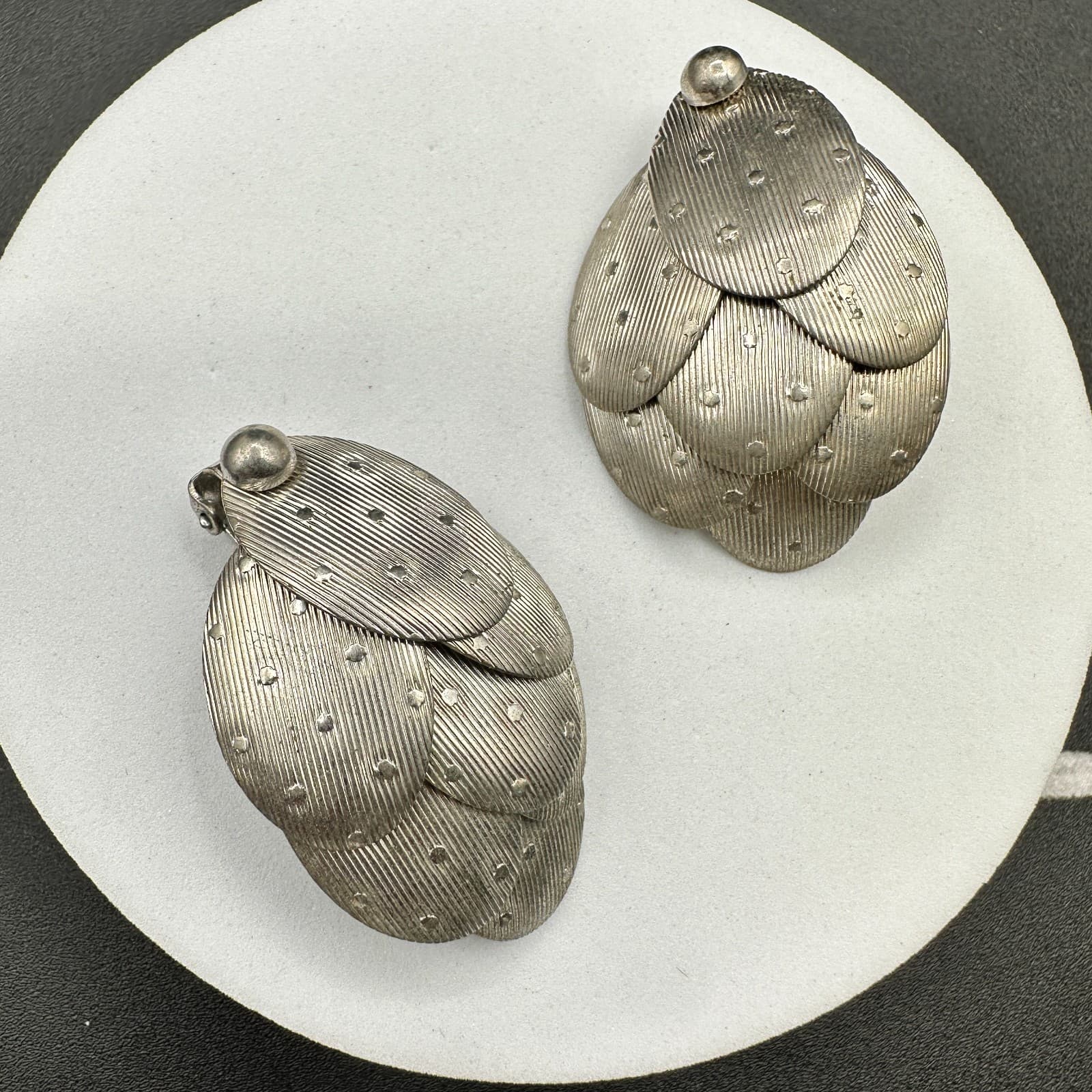 VTG Silver Tone Layered Leaf Clip On Earrings Textured Statement Jewelry - Thumbnail 2