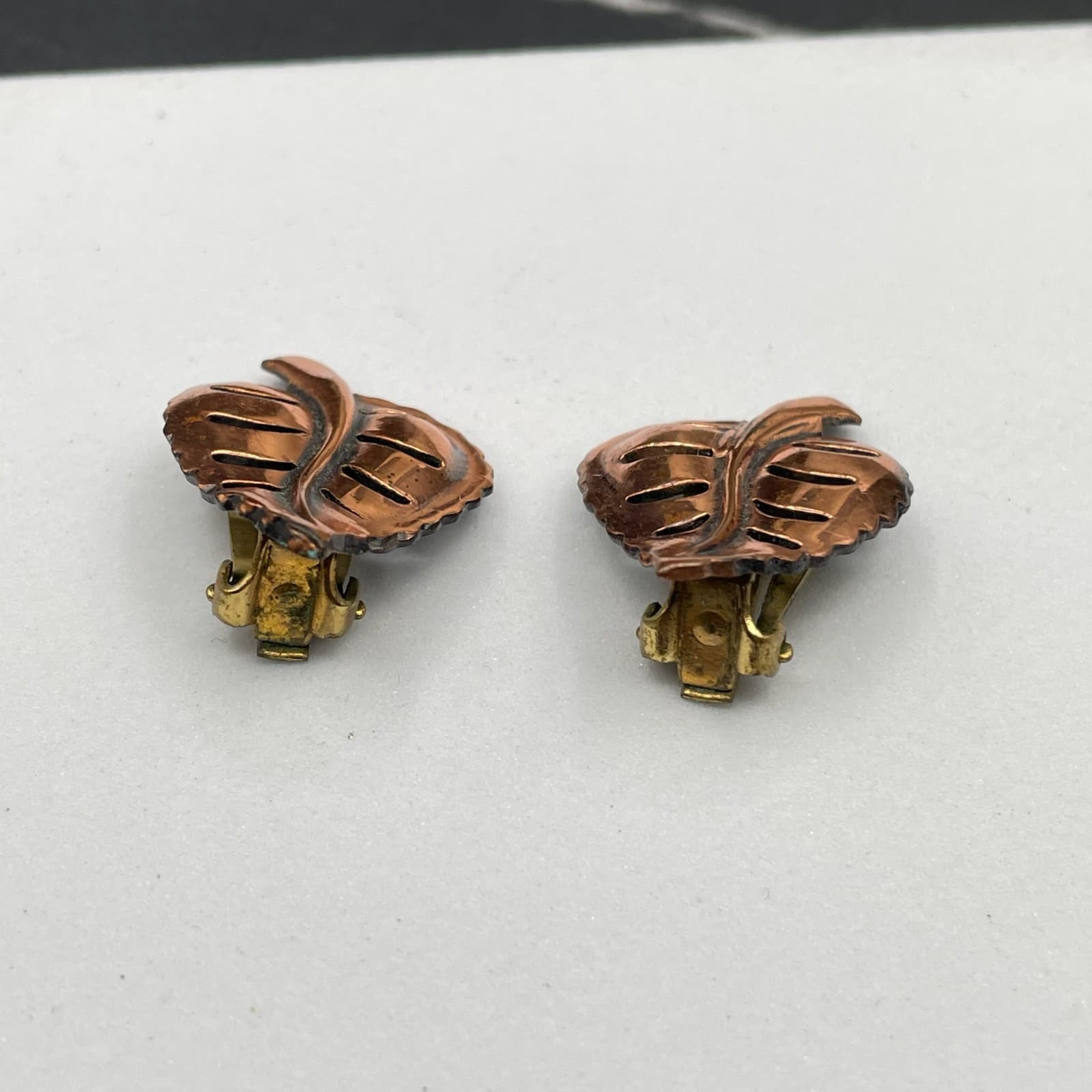 Vintage 1960s Copper-Tone Classic Fashion Veined Leaf Stud Clip-On Earrings - Thumbnail 5