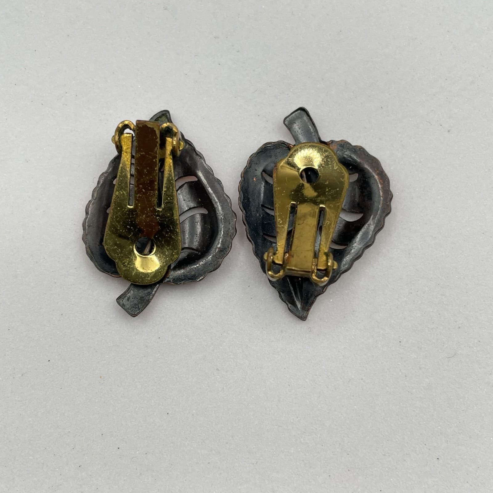 Vintage 1960s Copper-Tone Classic Fashion Veined Leaf Stud Clip-On Earrings - Thumbnail 4