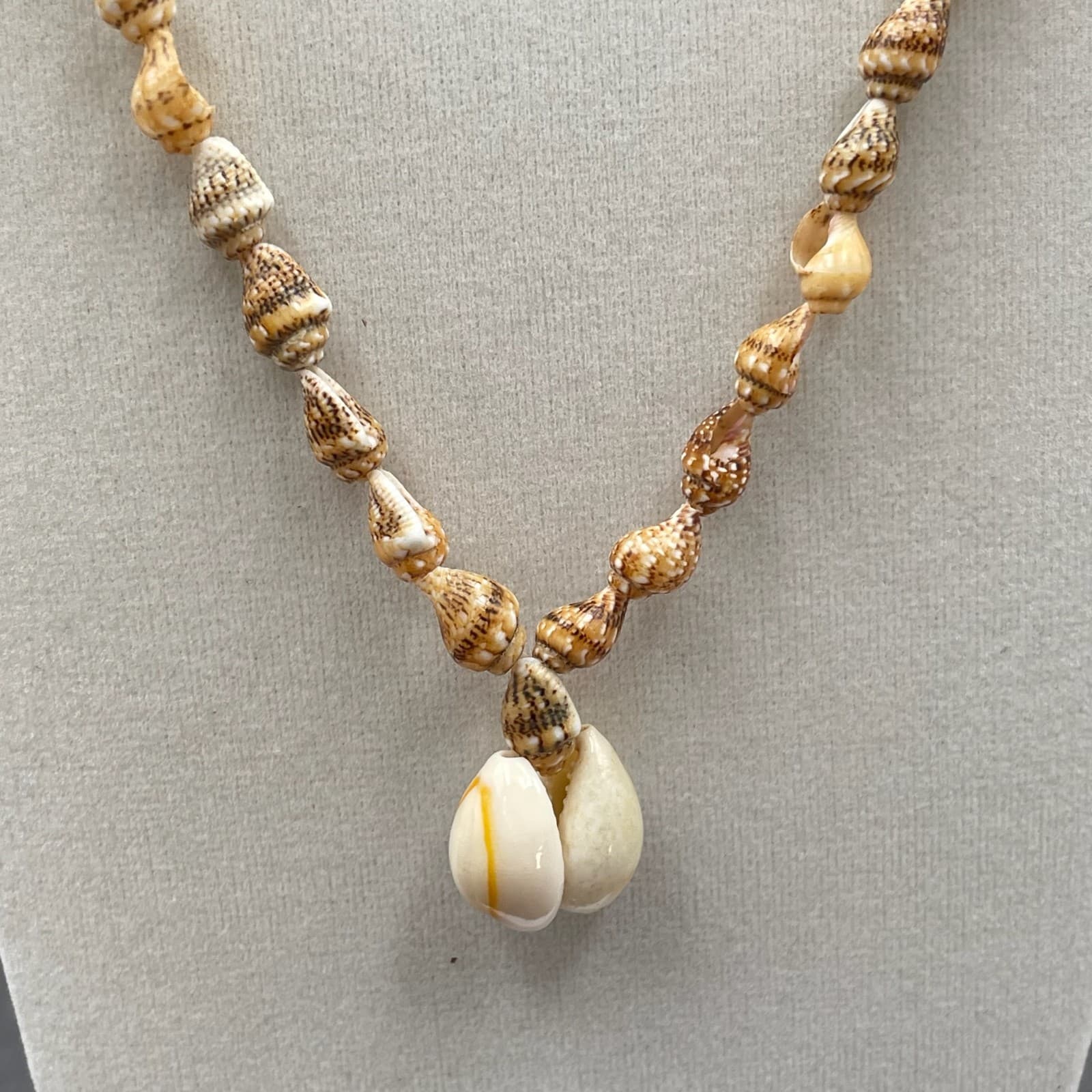 Contemporary White Cord Cerith Cowrie Natural Sea Shell Beaded Pendant Necklace - Thumbnail 5