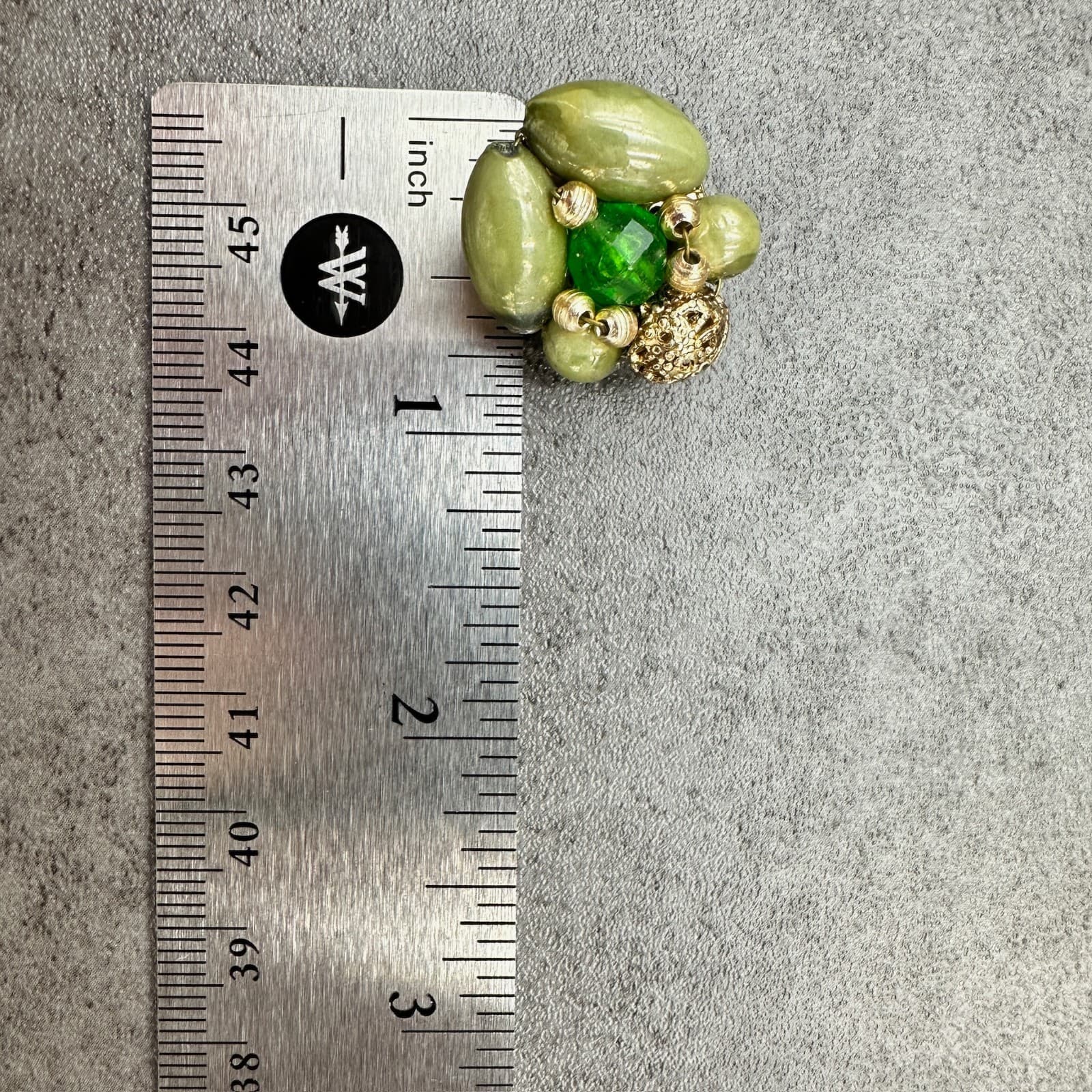 Vintage Hong Kong Green Bead Cluster Gold-Tone Clip-On Earrings - Thumbnail 7