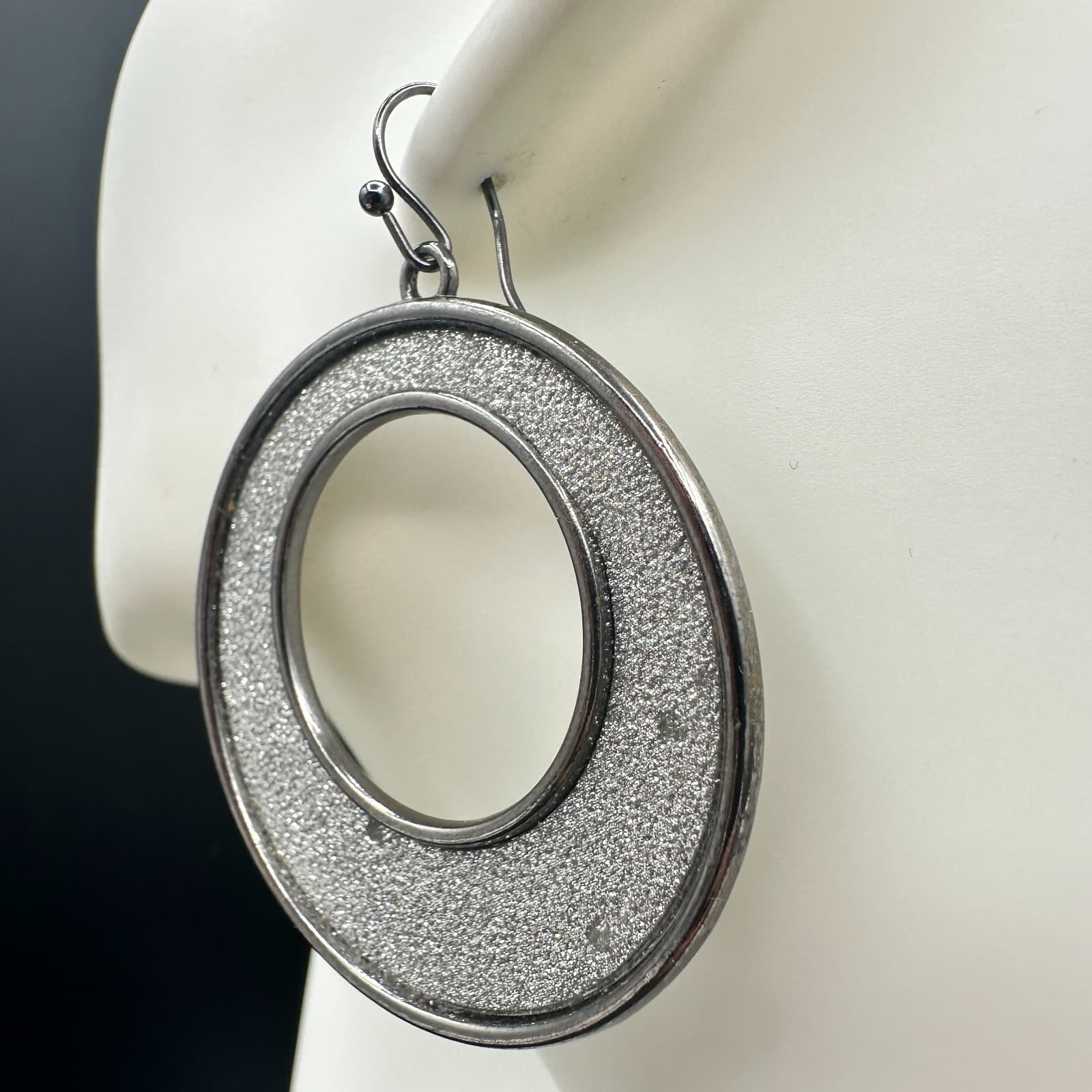 Vintage Large Gunmetal-Tone Hoop Earrings Featuring A Silver Glitter Infill. - Thumbnail 4