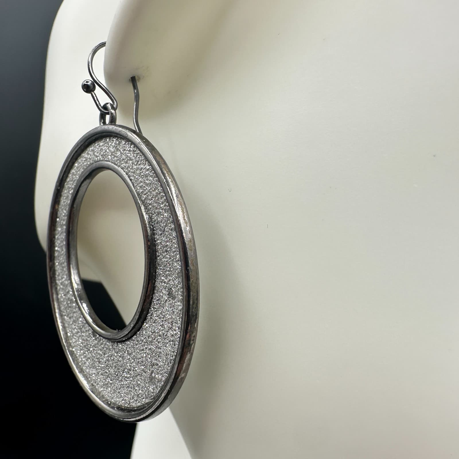 Vintage Large Gunmetal-Tone Hoop Earrings Featuring A Silver Glitter Infill. - Thumbnail 5