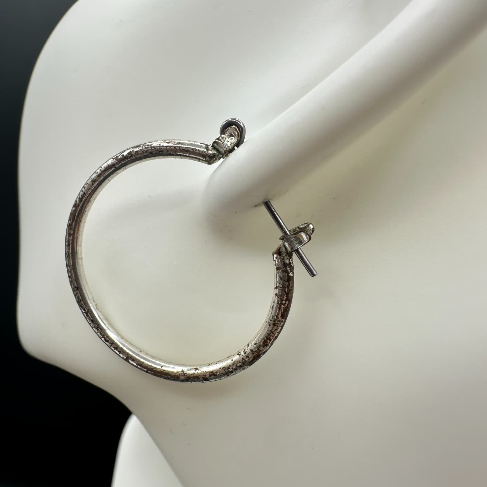 VTG Silver Tone Textured Hoop Earrings Round Minimalist Fashion Jewelry - Thumbnail 4