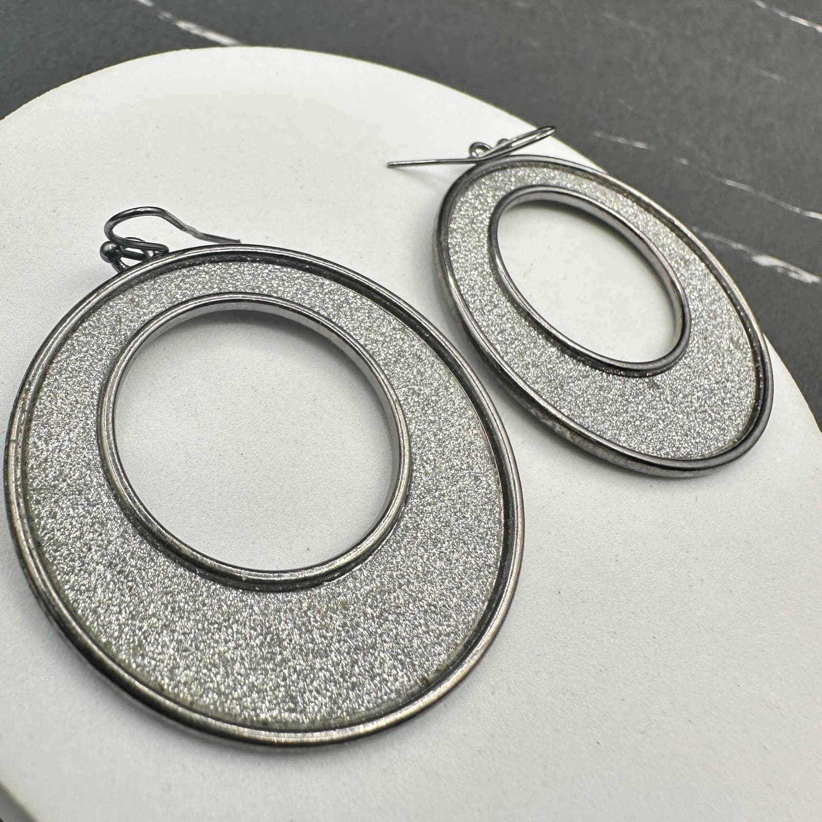 Vintage Large Gunmetal-Tone Hoop Earrings Featuring A Silver Glitter Infill. - Thumbnail 9