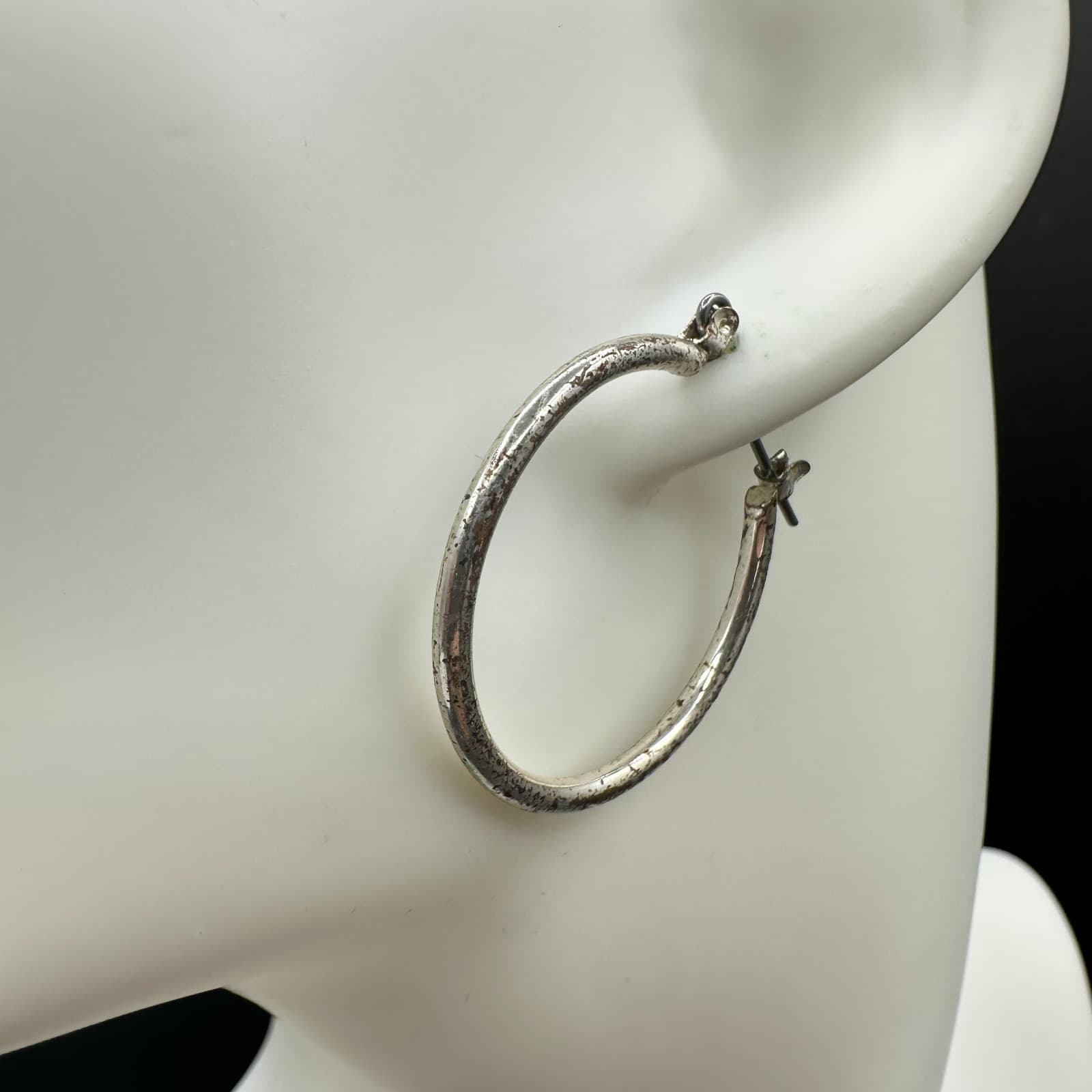 VTG Silver Tone Textured Hoop Earrings Round Minimalist Fashion Jewelry - Thumbnail 2