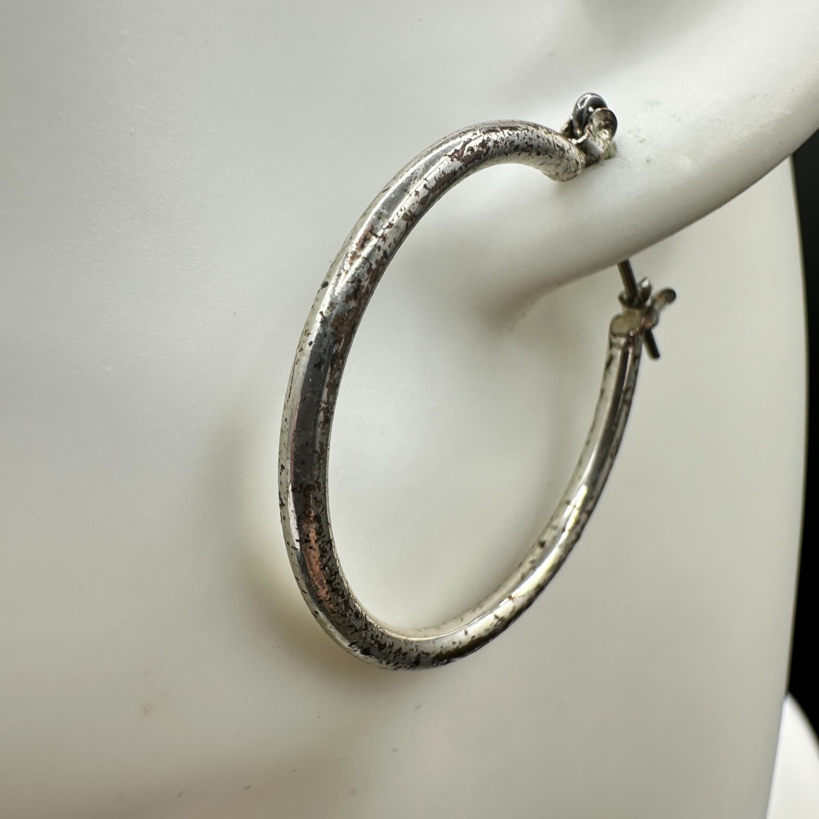 VTG Silver Tone Textured Hoop Earrings Round Minimalist Fashion Jewelry - Thumbnail 3