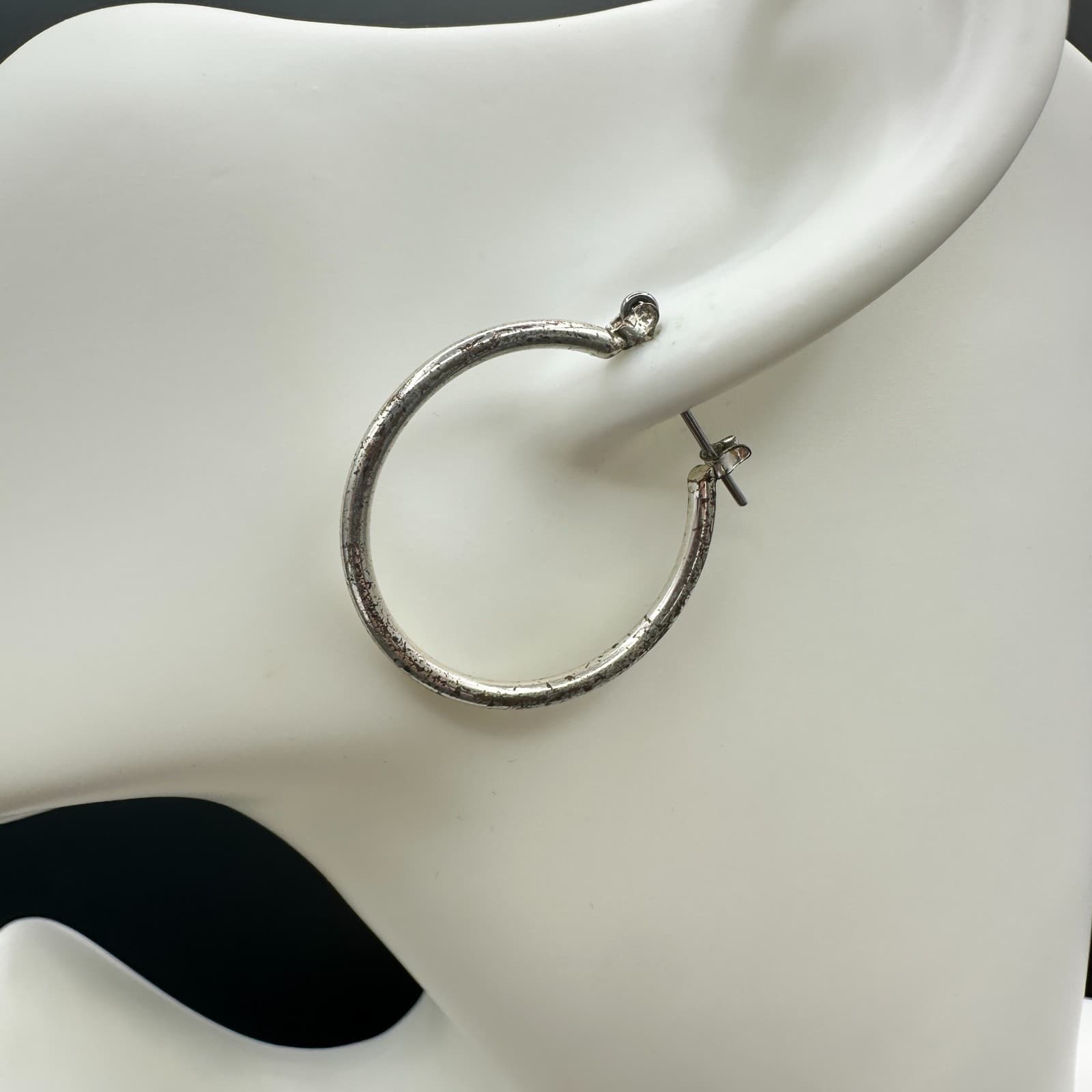 VTG Silver Tone Textured Hoop Earrings Round Minimalist Fashion Jewelry - Image 1