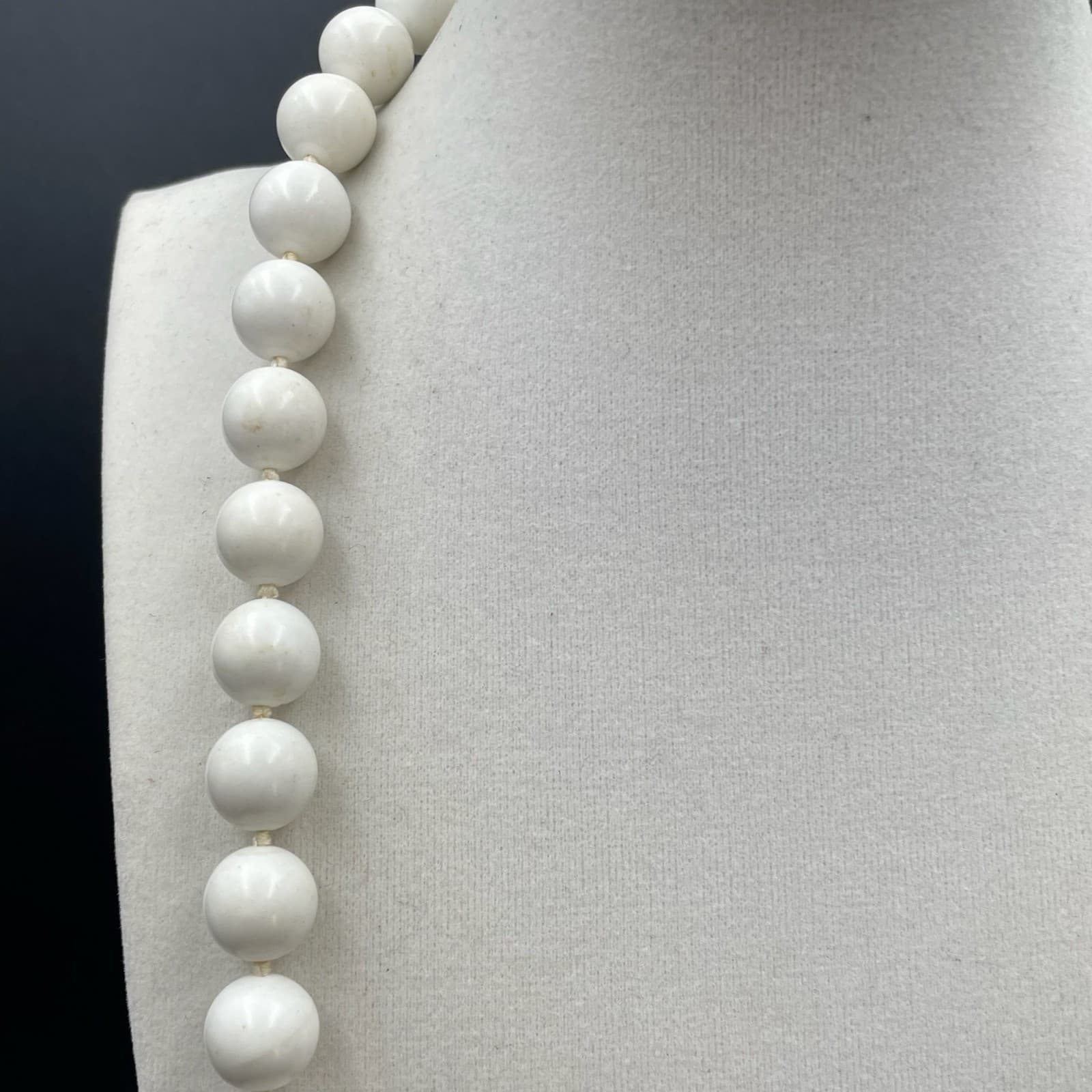 Vintage White Classic Fashion Cord Round Plastic Beaded Statement Necklace - Thumbnail 4
