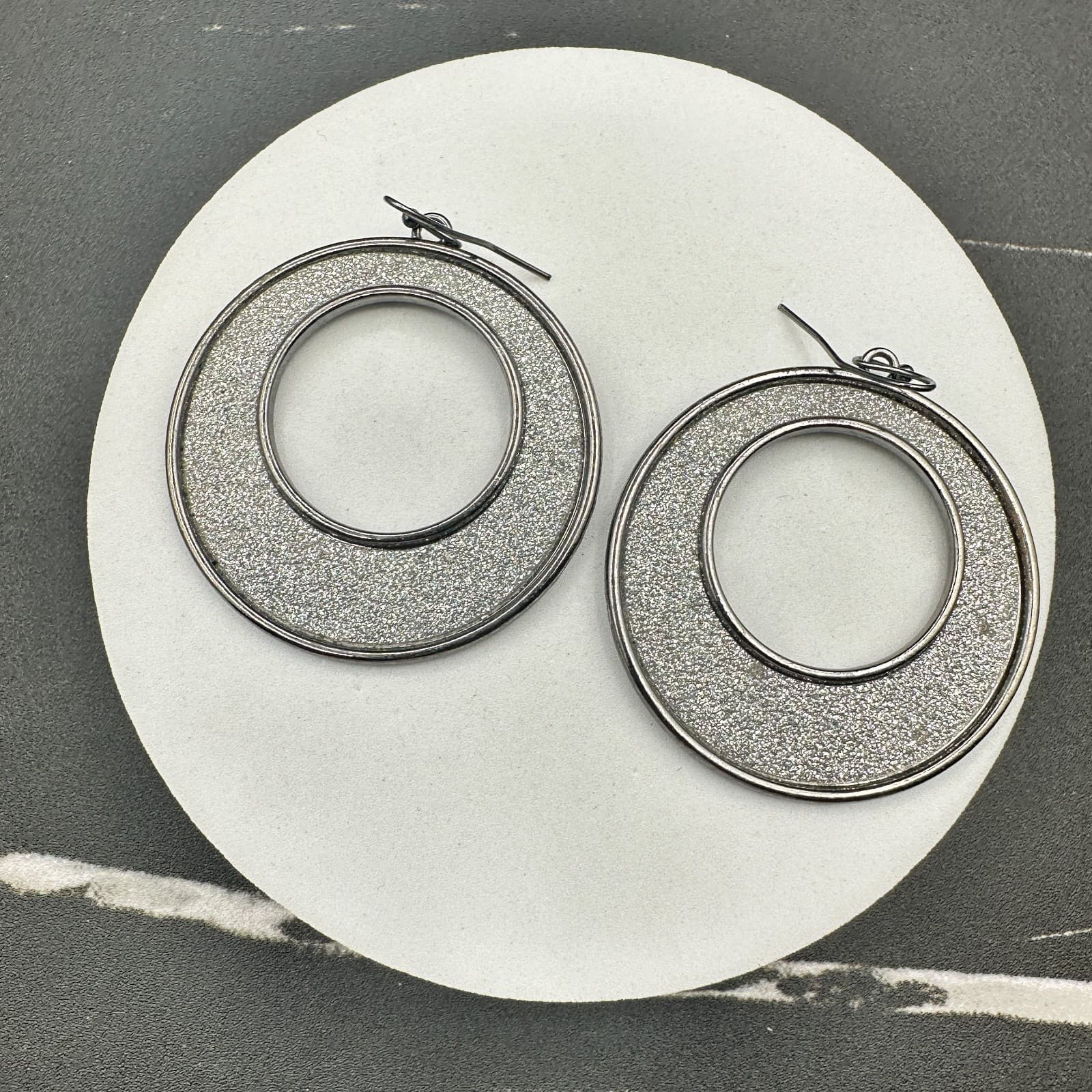 Vintage Large Gunmetal-Tone Hoop Earrings Featuring A Silver Glitter Infill. - Thumbnail 7