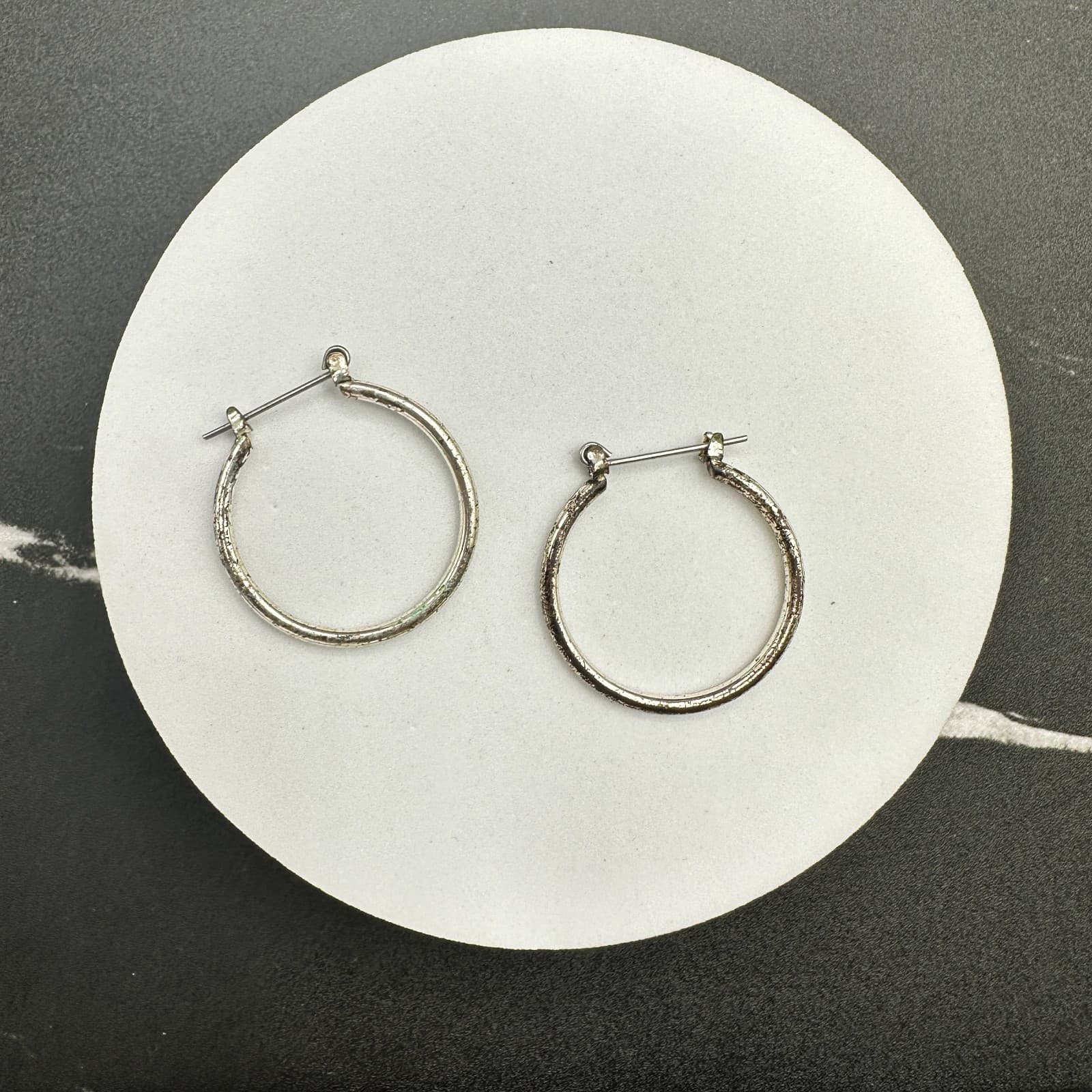 VTG Silver Tone Textured Hoop Earrings Round Minimalist Fashion Jewelry - Thumbnail 9