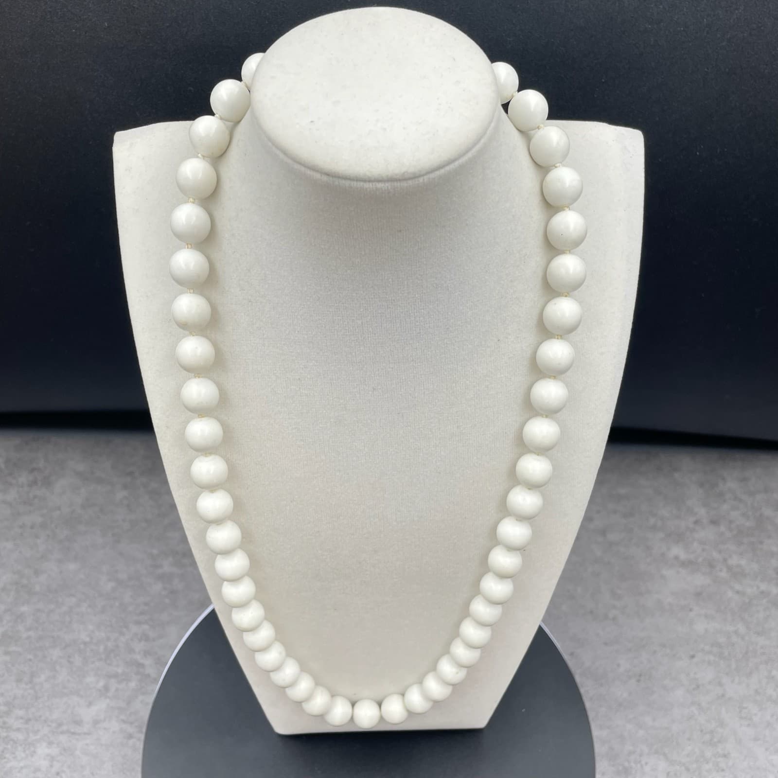 Vintage White Classic Fashion Cord Round Plastic Beaded Statement Necklace - Thumbnail 2