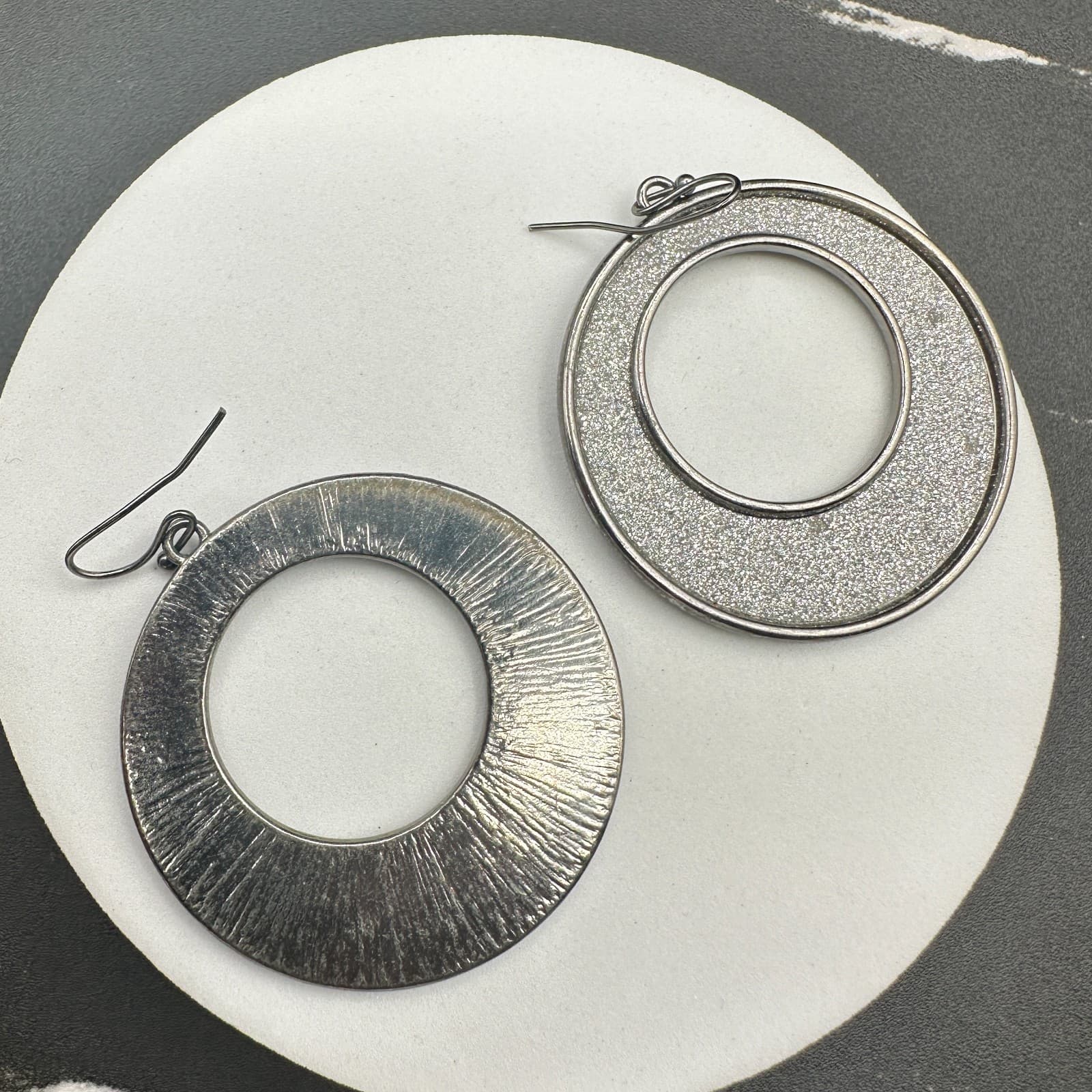 Vintage Large Gunmetal-Tone Hoop Earrings Featuring A Silver Glitter Infill. - Thumbnail 10