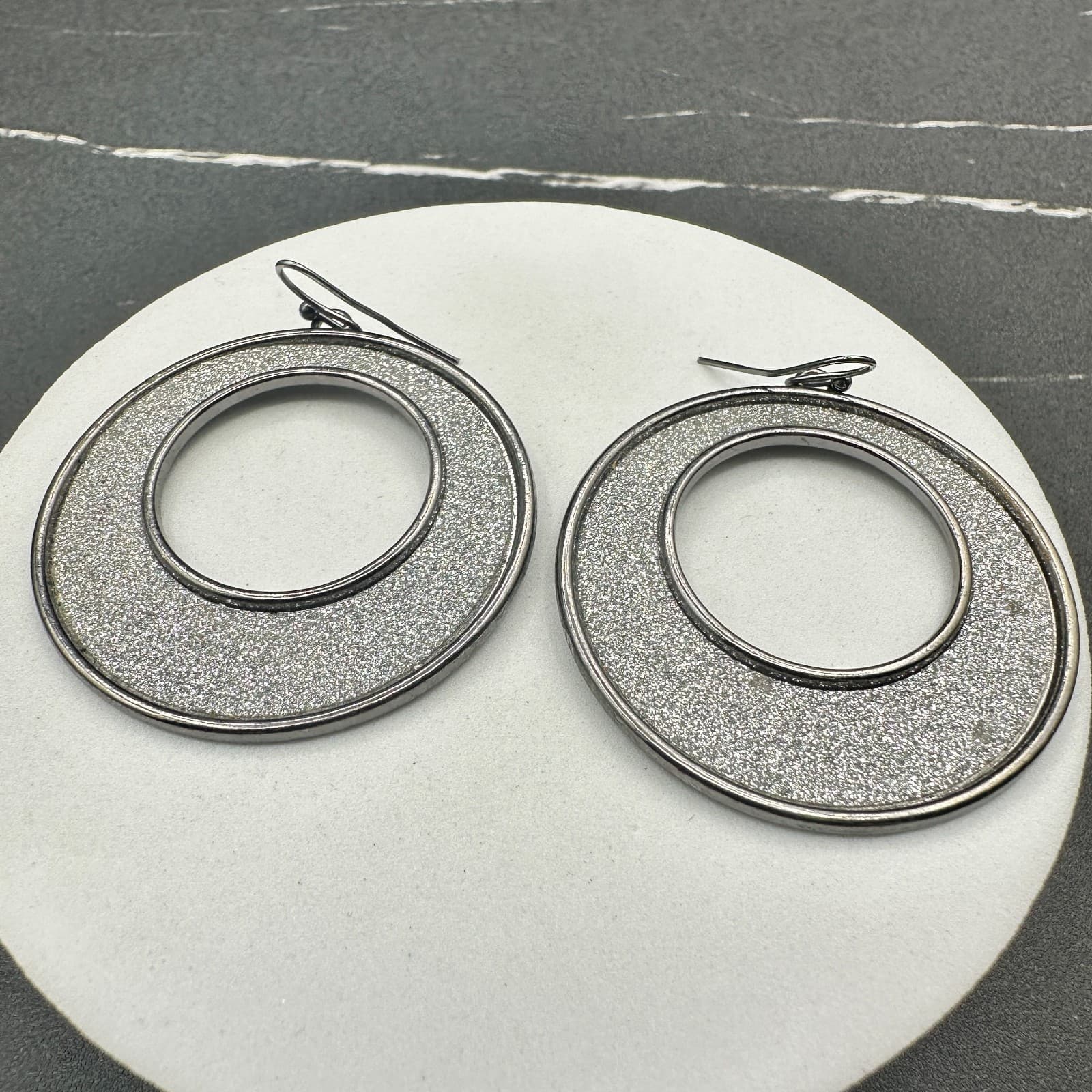 Vintage Large Gunmetal-Tone Hoop Earrings Featuring A Silver Glitter Infill. - Thumbnail 8