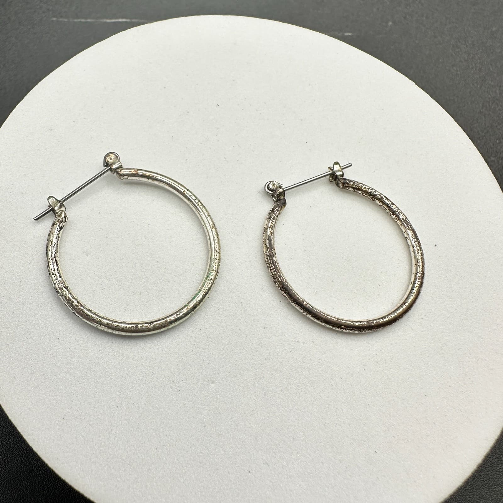 VTG Silver Tone Textured Hoop Earrings Round Minimalist Fashion Jewelry - Thumbnail 10