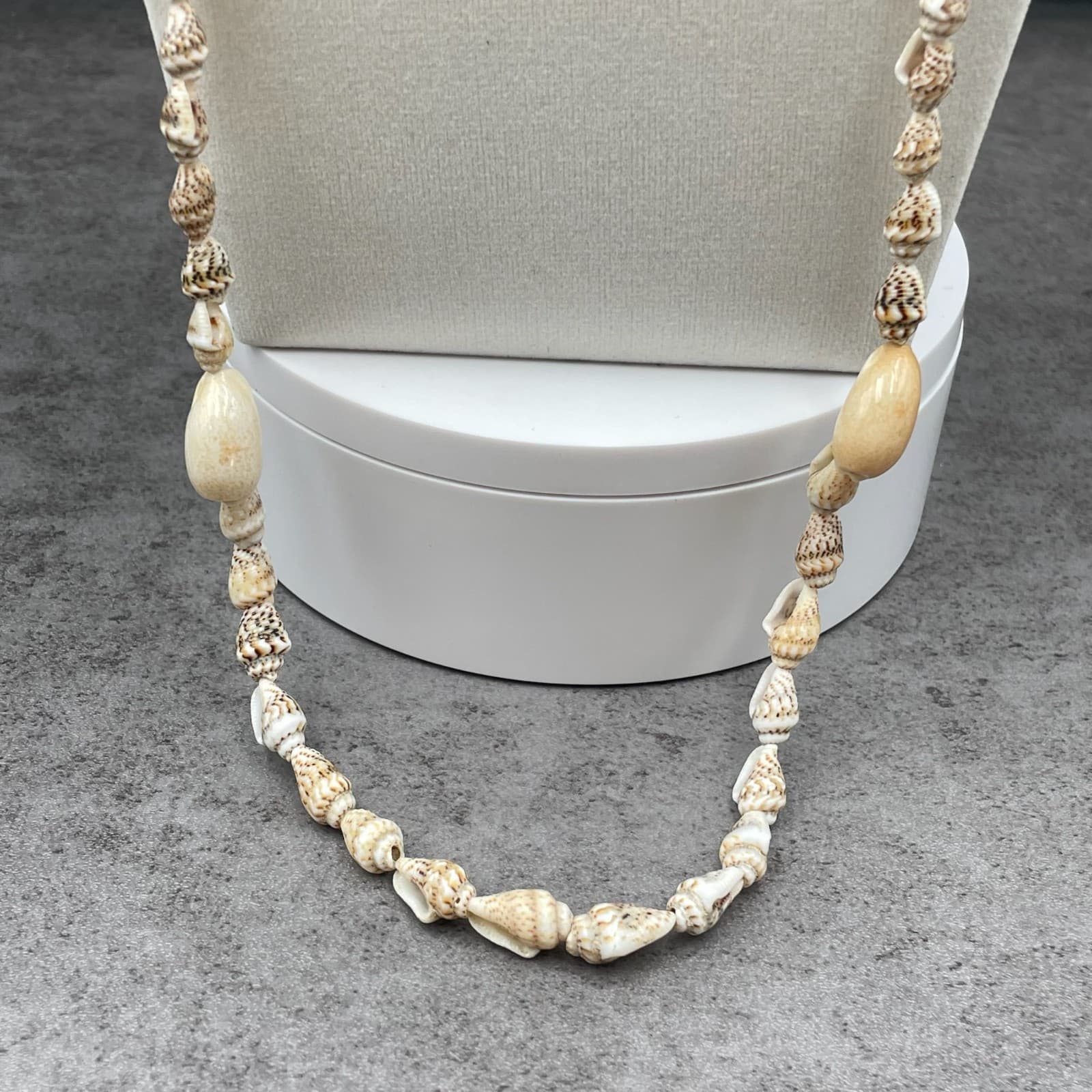 Vintage Revival 1990s Beige Boho-Chic Cultured Long Natural Seashell Necklace - Thumbnail 8