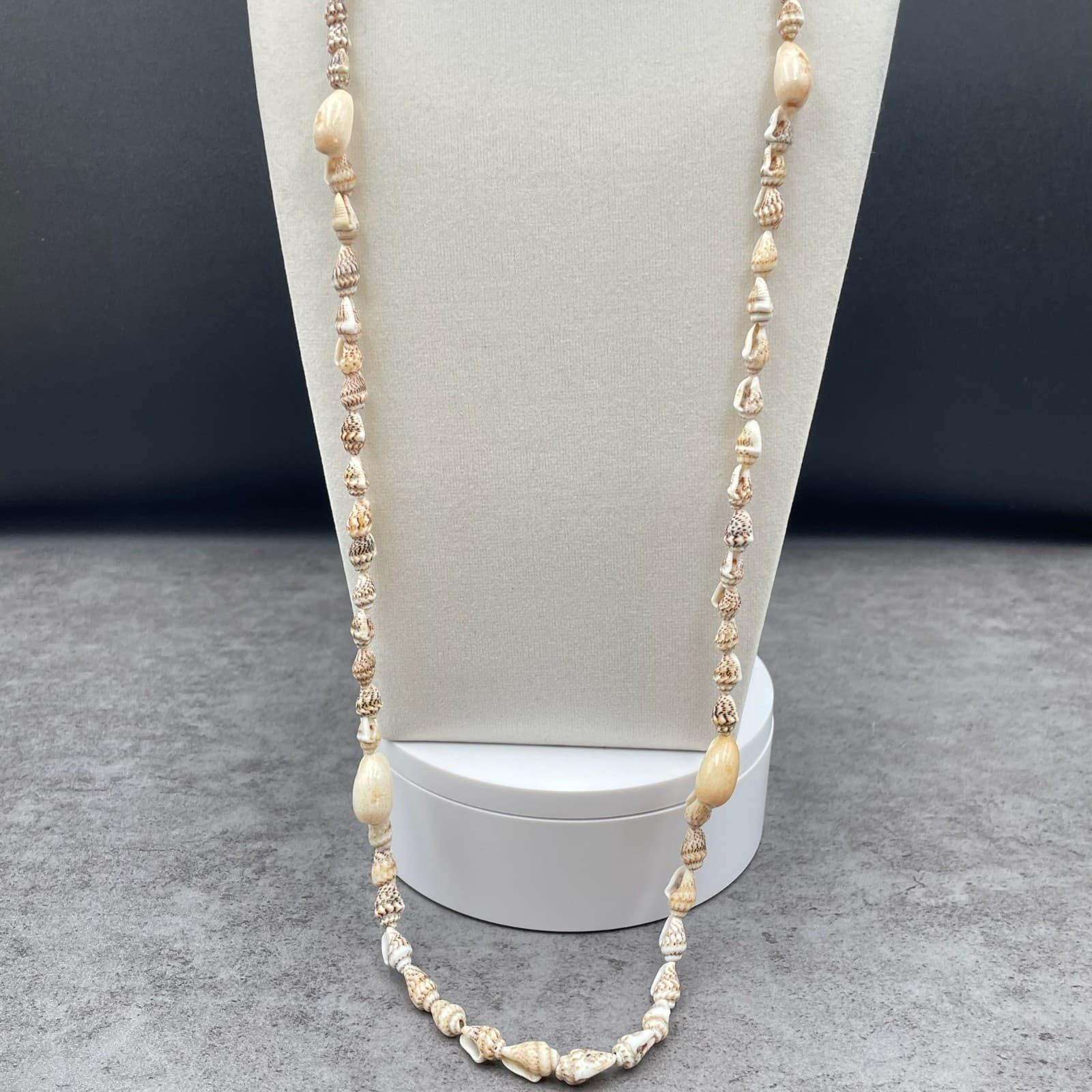 Vintage Revival 1990s Beige Boho-Chic Cultured Long Natural Seashell Necklace - Thumbnail 4