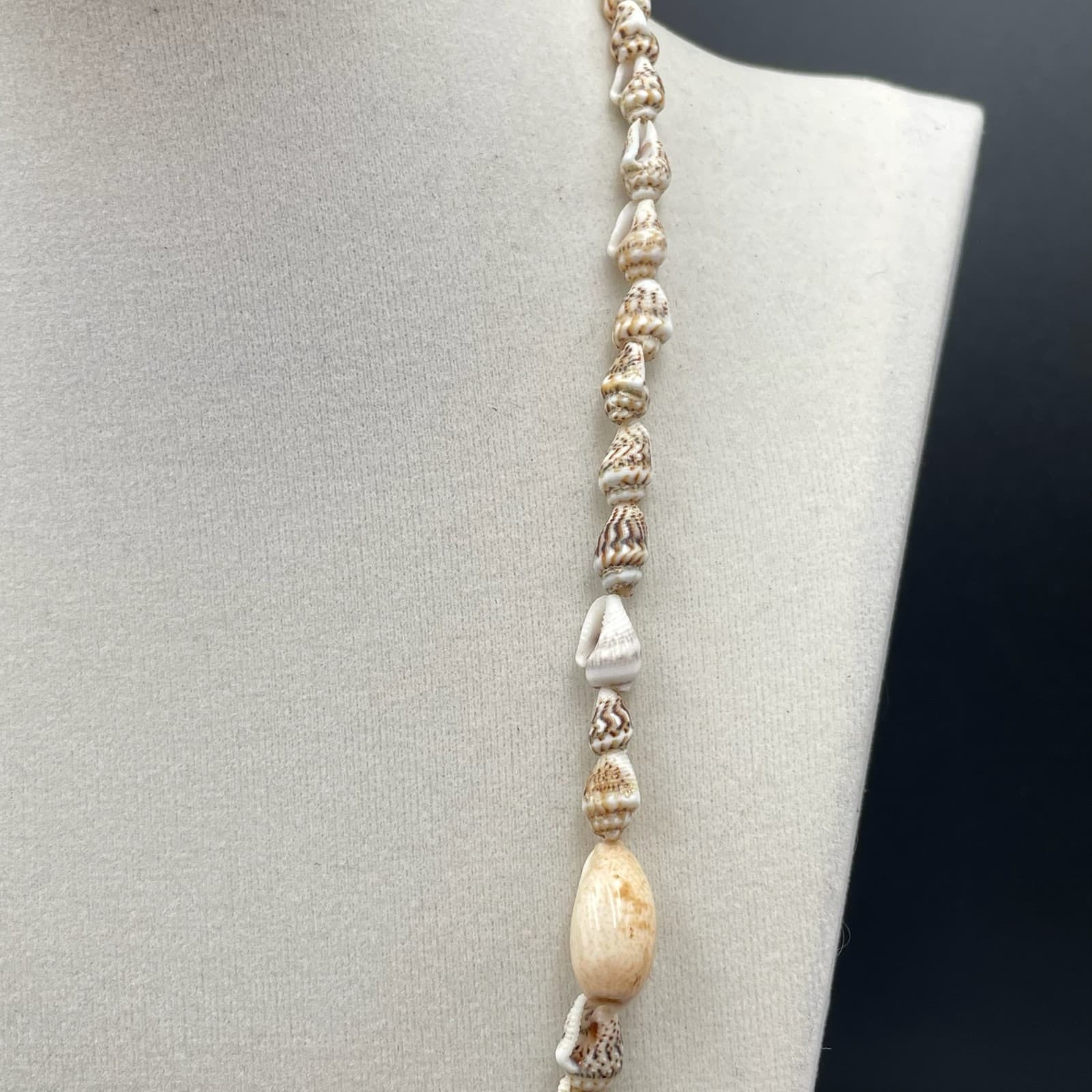 Vintage Revival 1990s Beige Boho-Chic Cultured Long Natural Seashell Necklace - Thumbnail 6