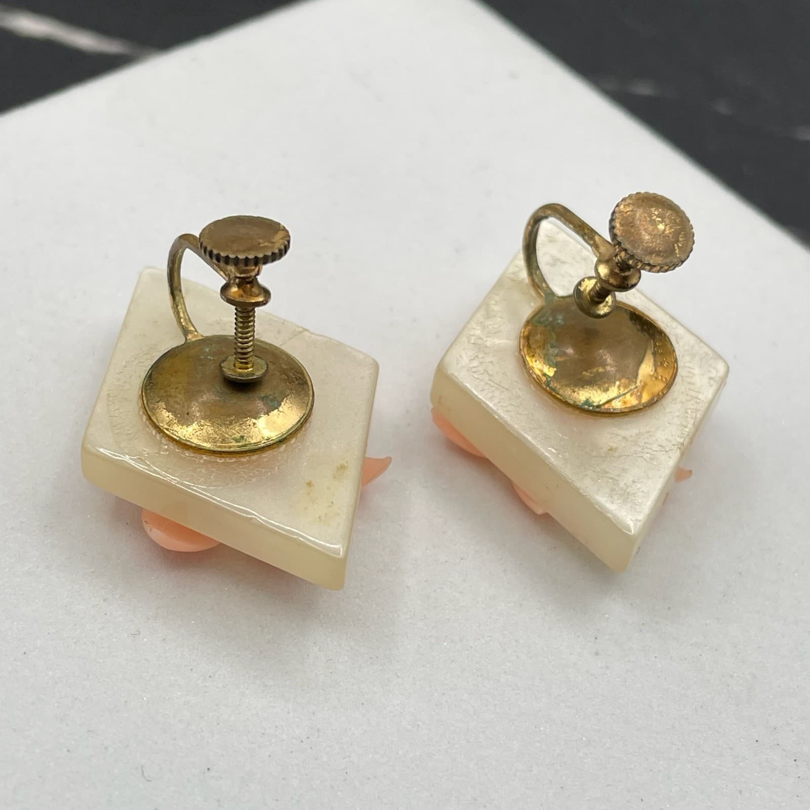 Vintage Gold-Tone Frosted Square Back Resin Flower Stud Screw-Back Earrings - Thumbnail 5