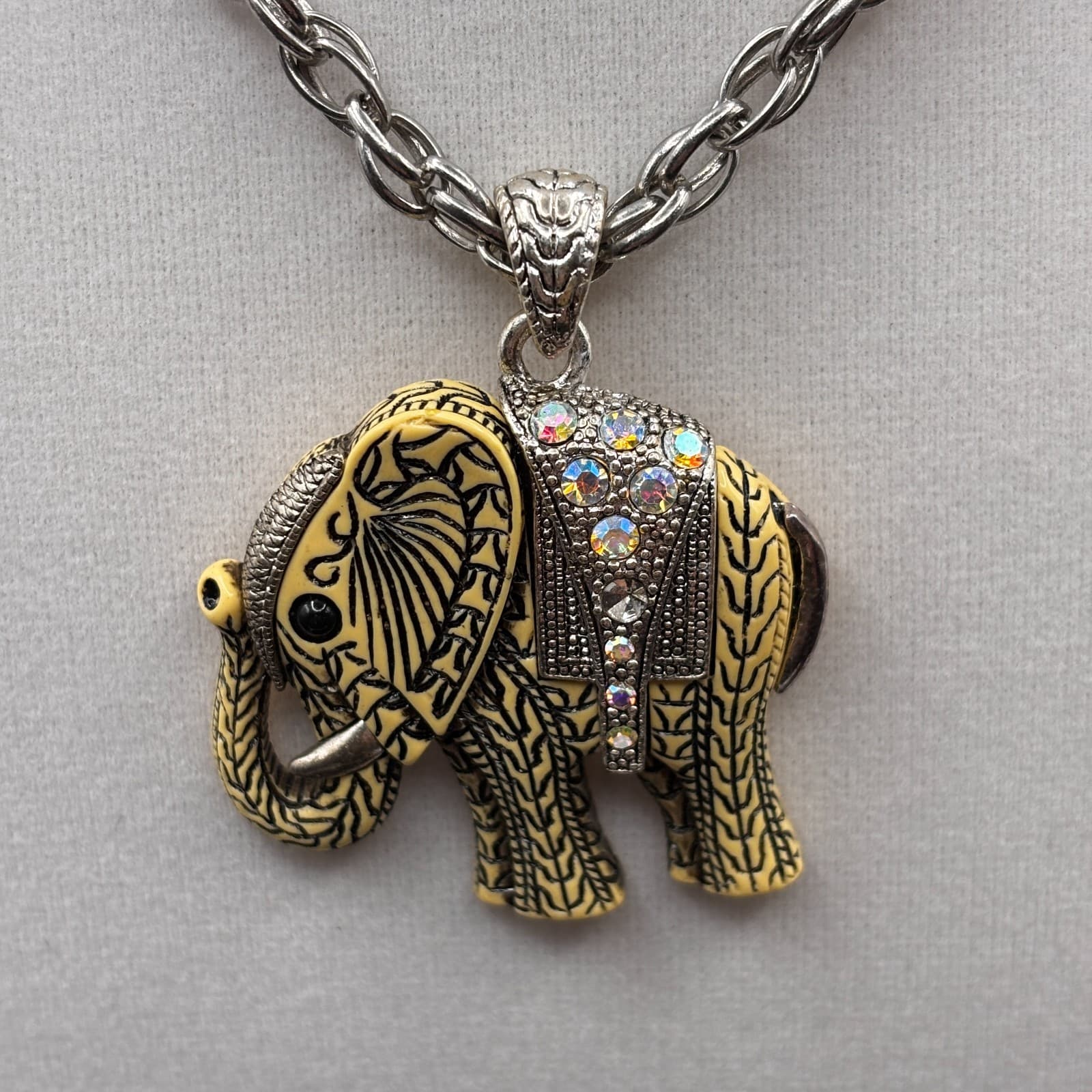 VTG Elephant Pendant Necklace AB Rhinestones Lobster Clasp Silver Tone Chain - Thumbnail 4