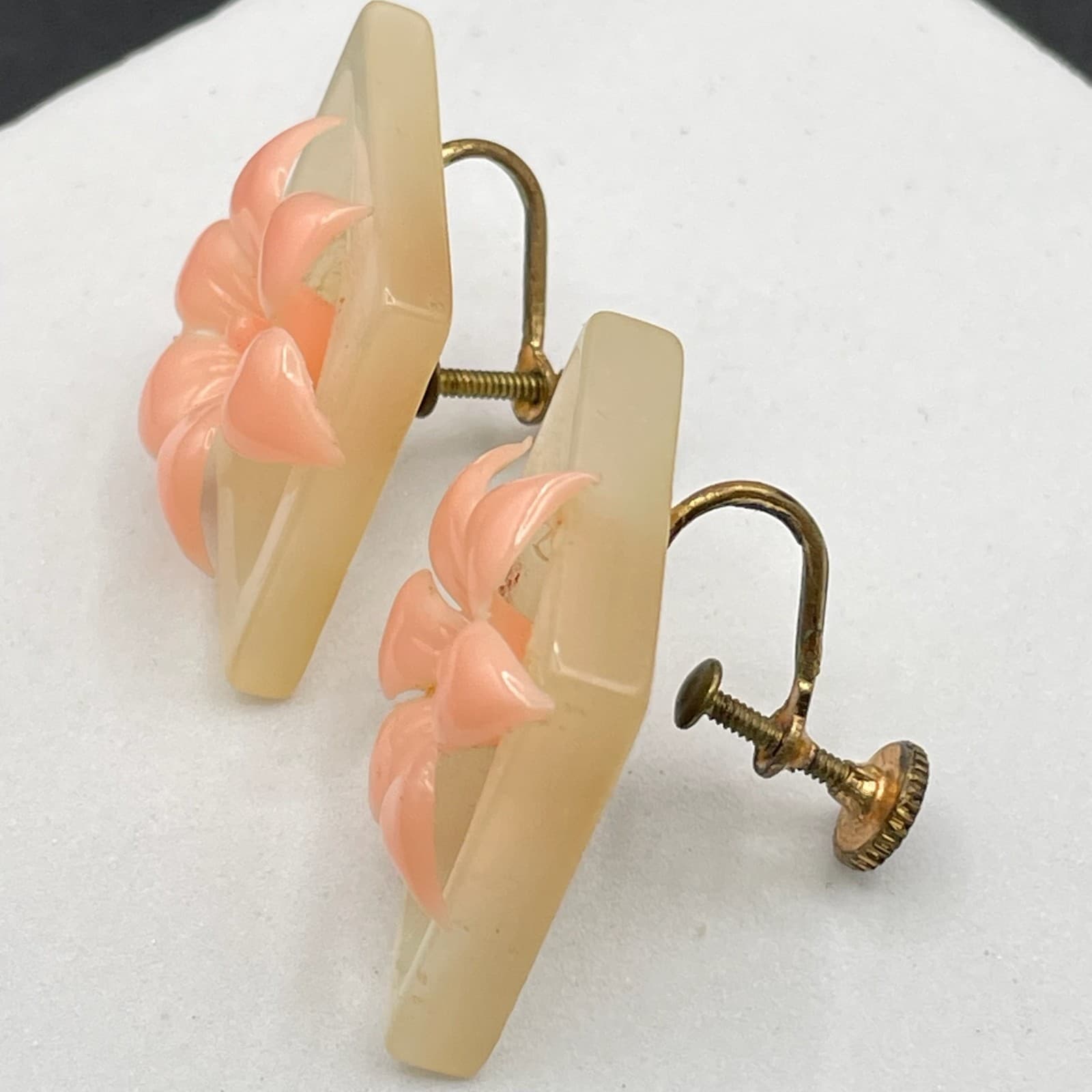 Vintage Gold-Tone Frosted Square Back Resin Flower Stud Screw-Back Earrings - Thumbnail 9
