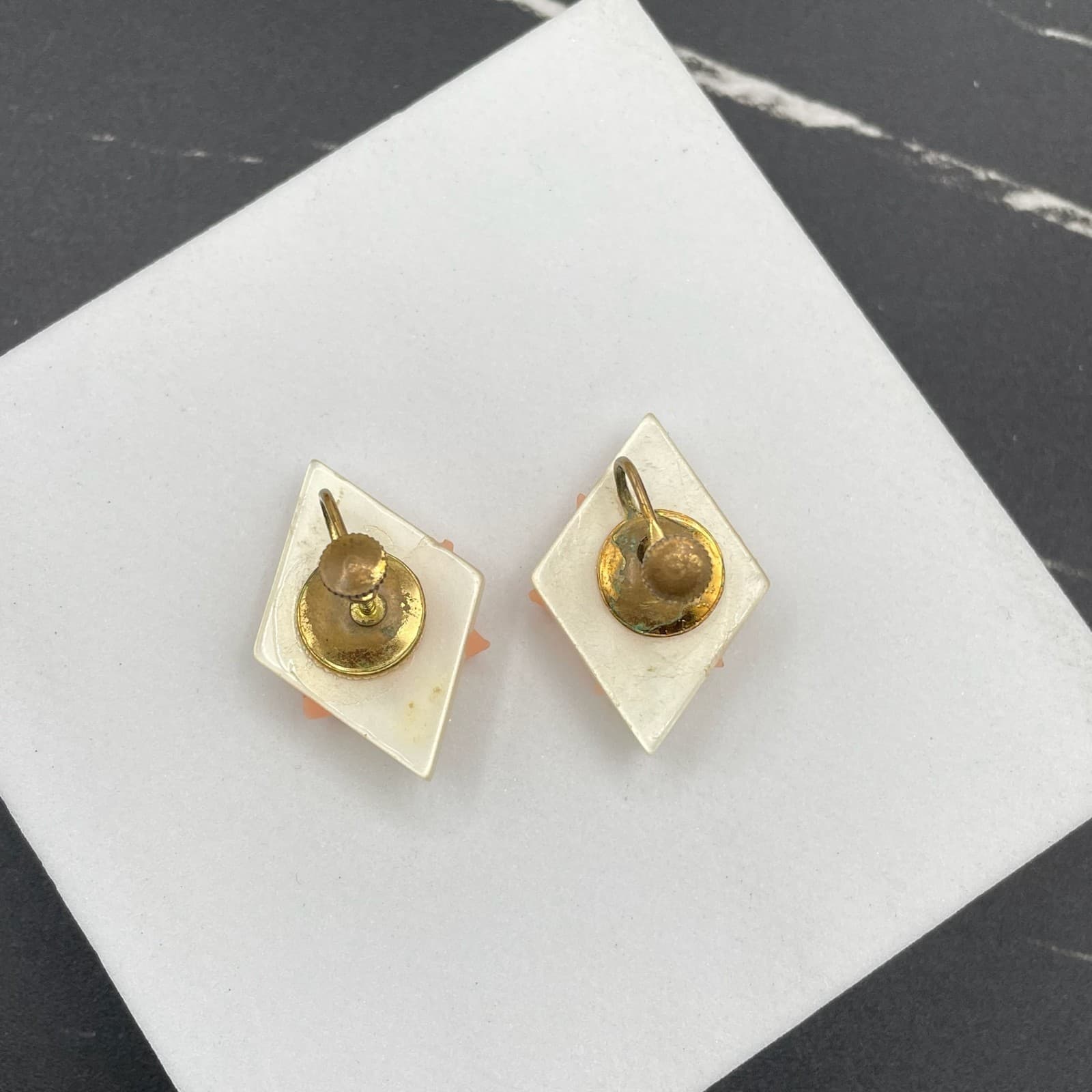 Vintage Gold-Tone Frosted Square Back Resin Flower Stud Screw-Back Earrings - Thumbnail 3