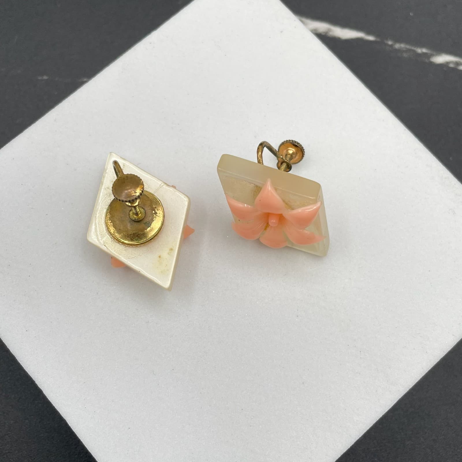 Vintage Gold-Tone Frosted Square Back Resin Flower Stud Screw-Back Earrings - Thumbnail 2