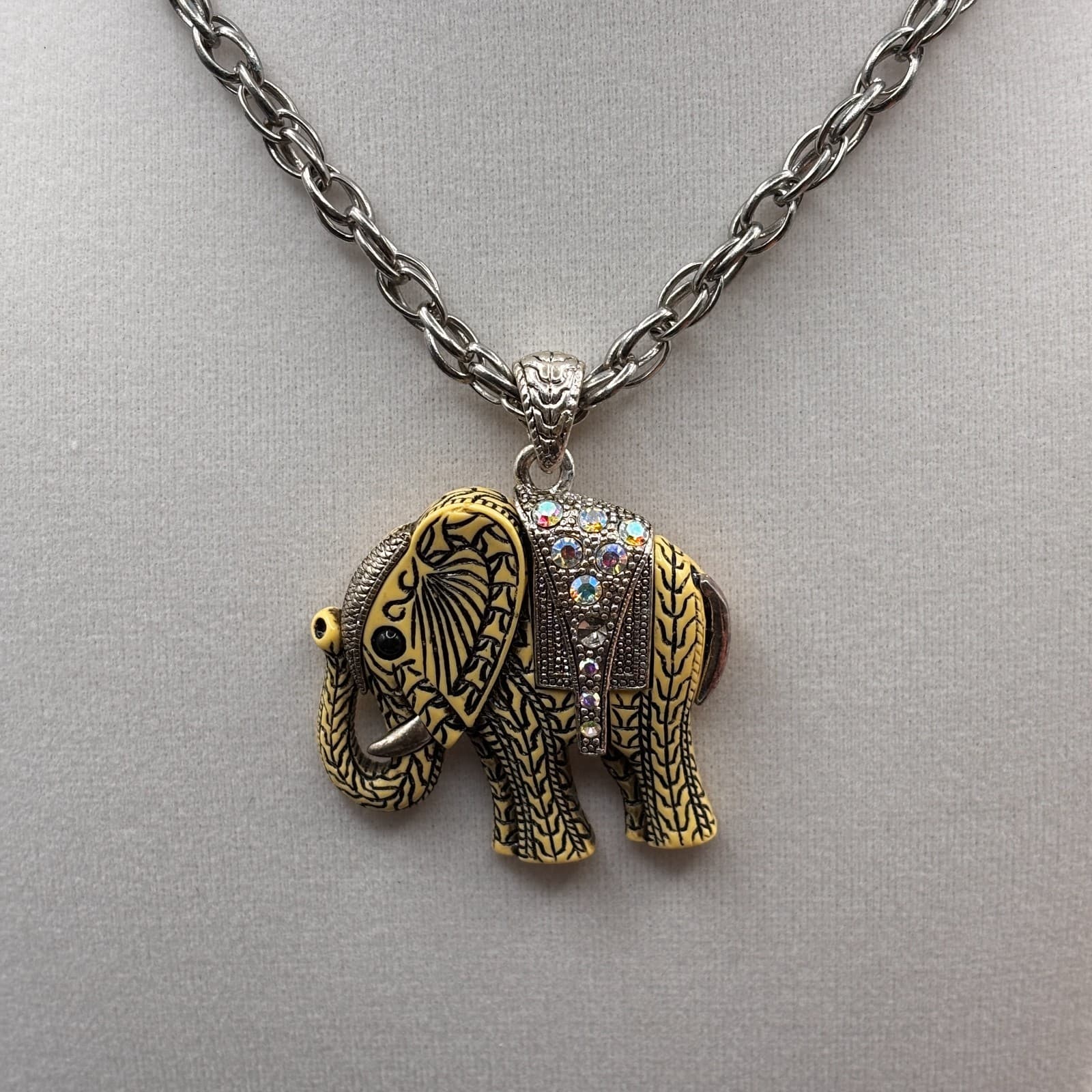 VTG Elephant Pendant Necklace AB Rhinestones Lobster Clasp Silver Tone Chain - Thumbnail 2