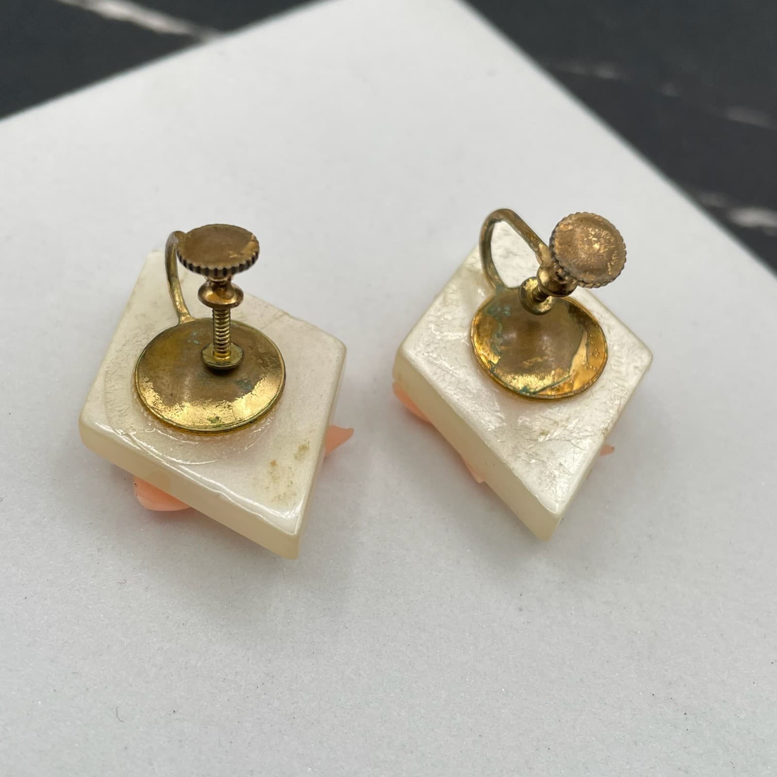Vintage Gold-Tone Frosted Square Back Resin Flower Stud Screw-Back Earrings - Thumbnail 4